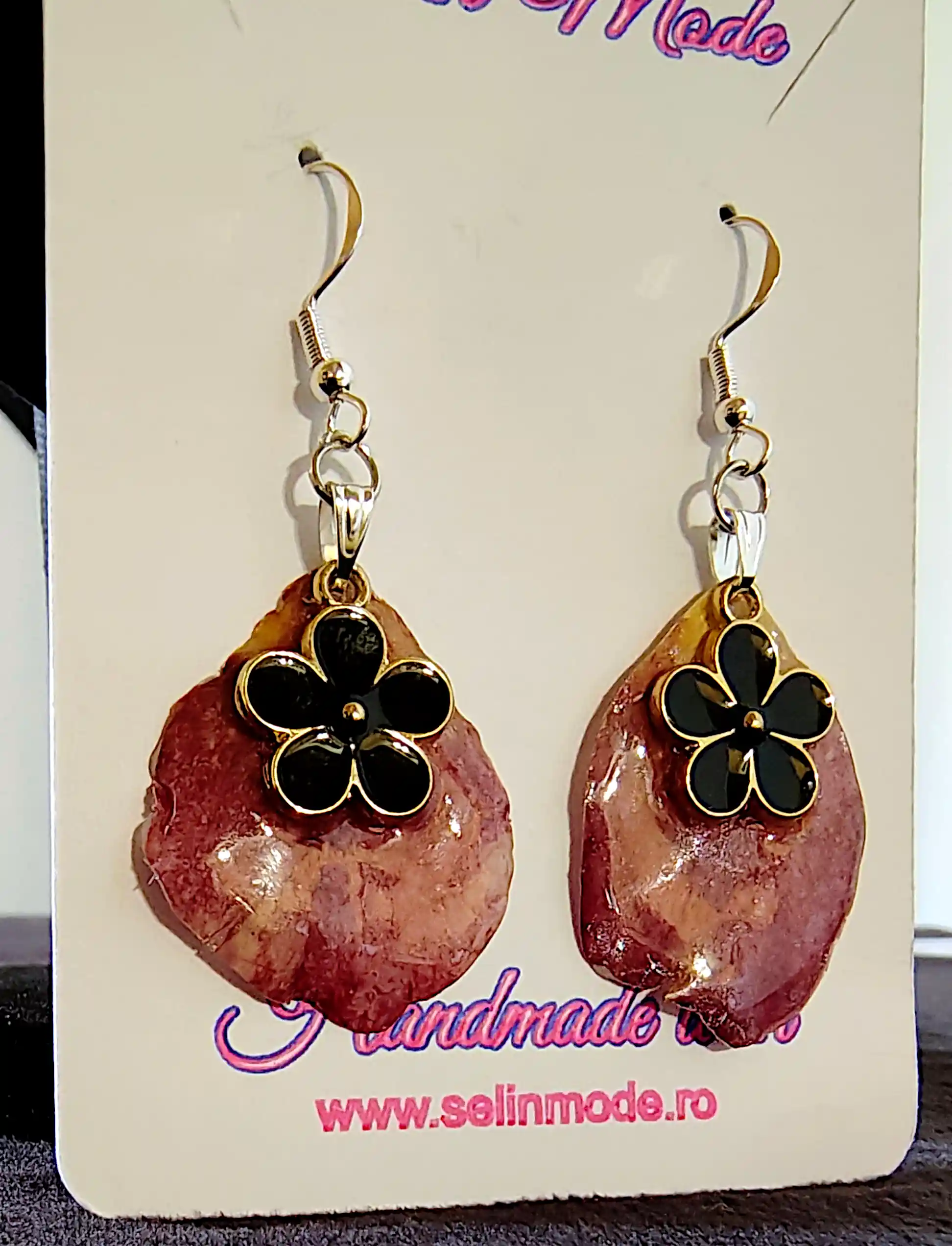 Cercei din Rășină Roșu-Burgund cu Floare Neagră și Accente Aurii – Handmade SM 91 [2]