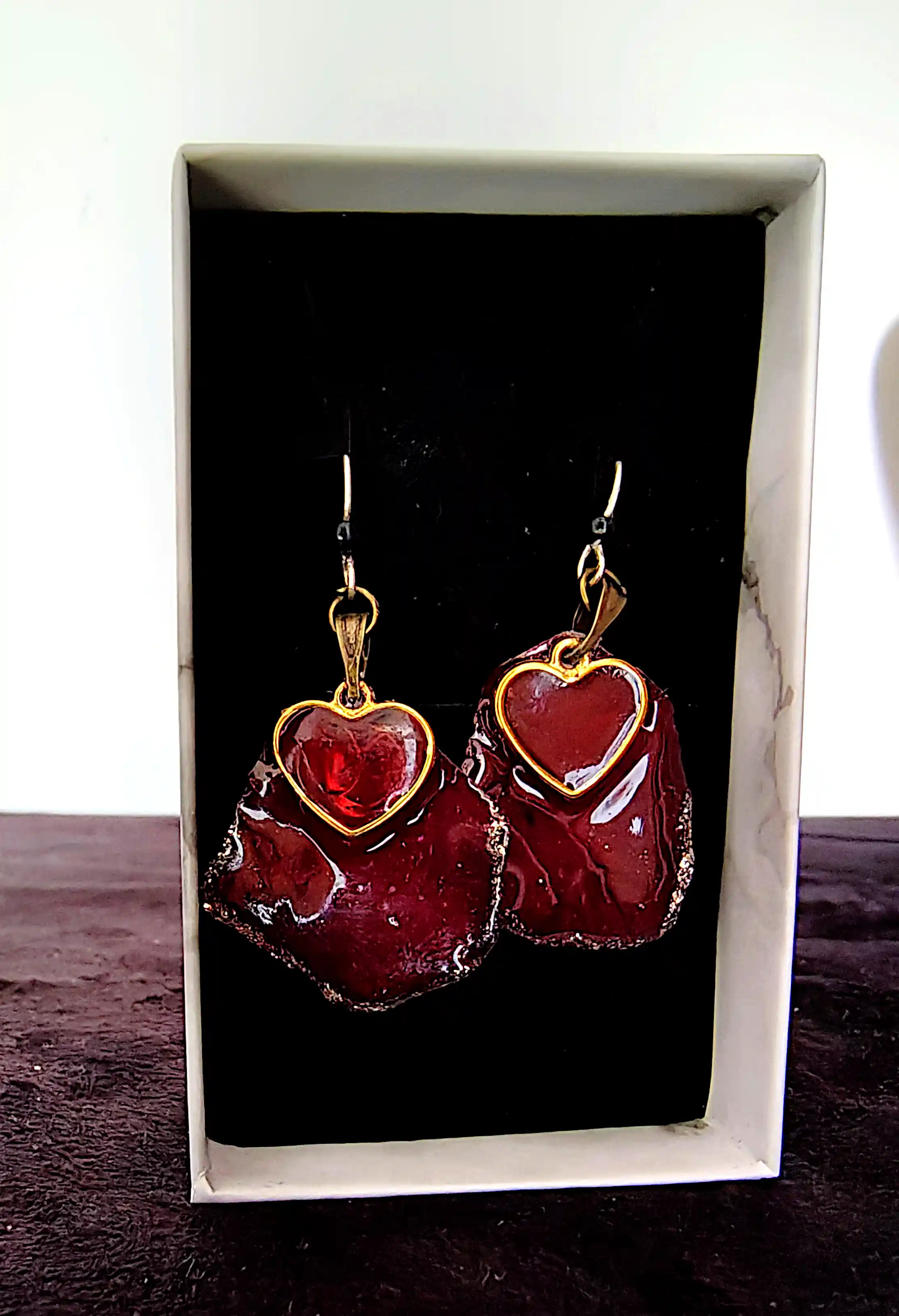 Cercei din Rășină Roșu Intens cu Inimă Auriu – Handmade SM110 [1]
