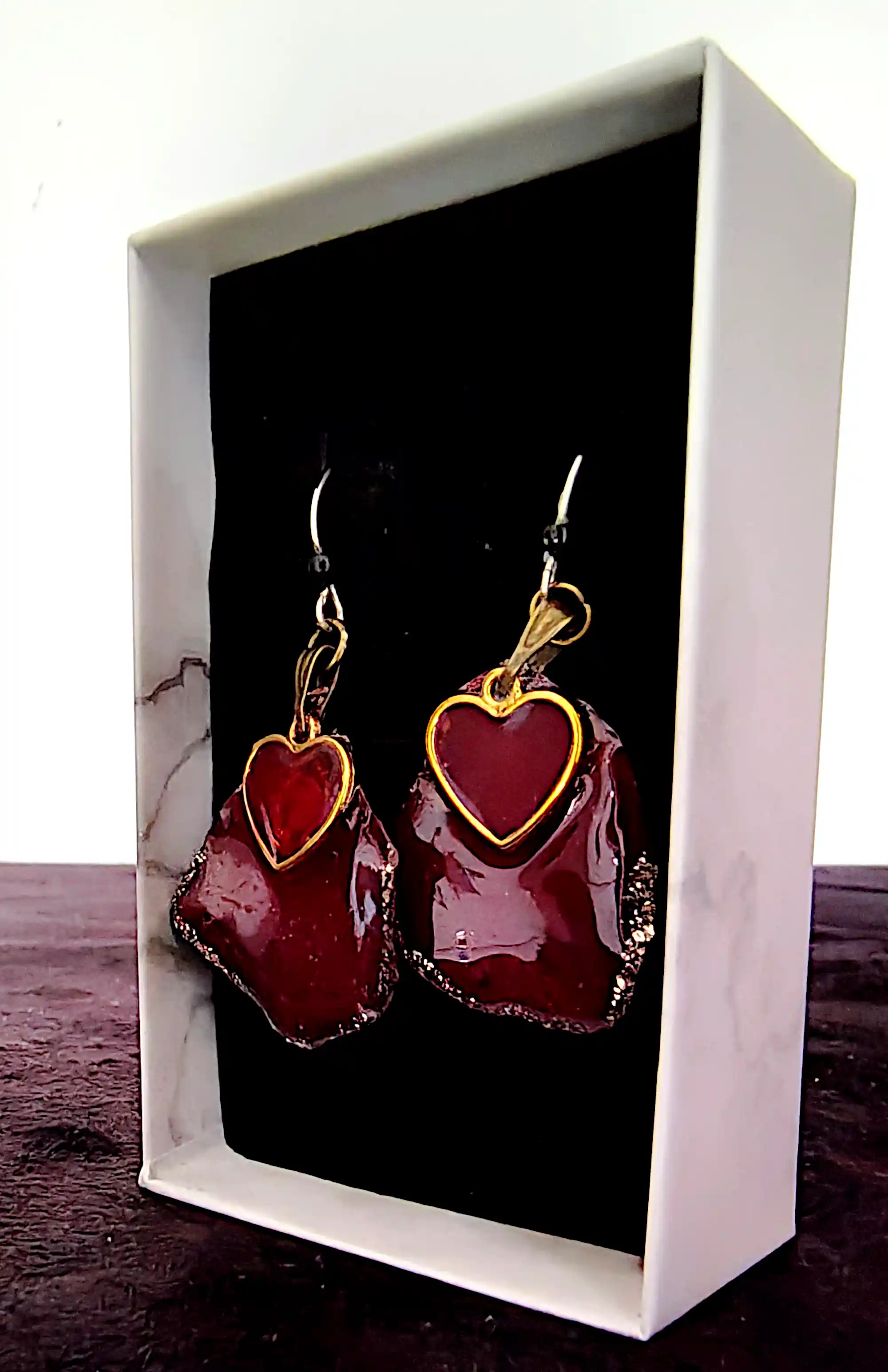 Cercei din Rășină Roșu Intens cu Inimă Auriu – Handmade SM110 [2]