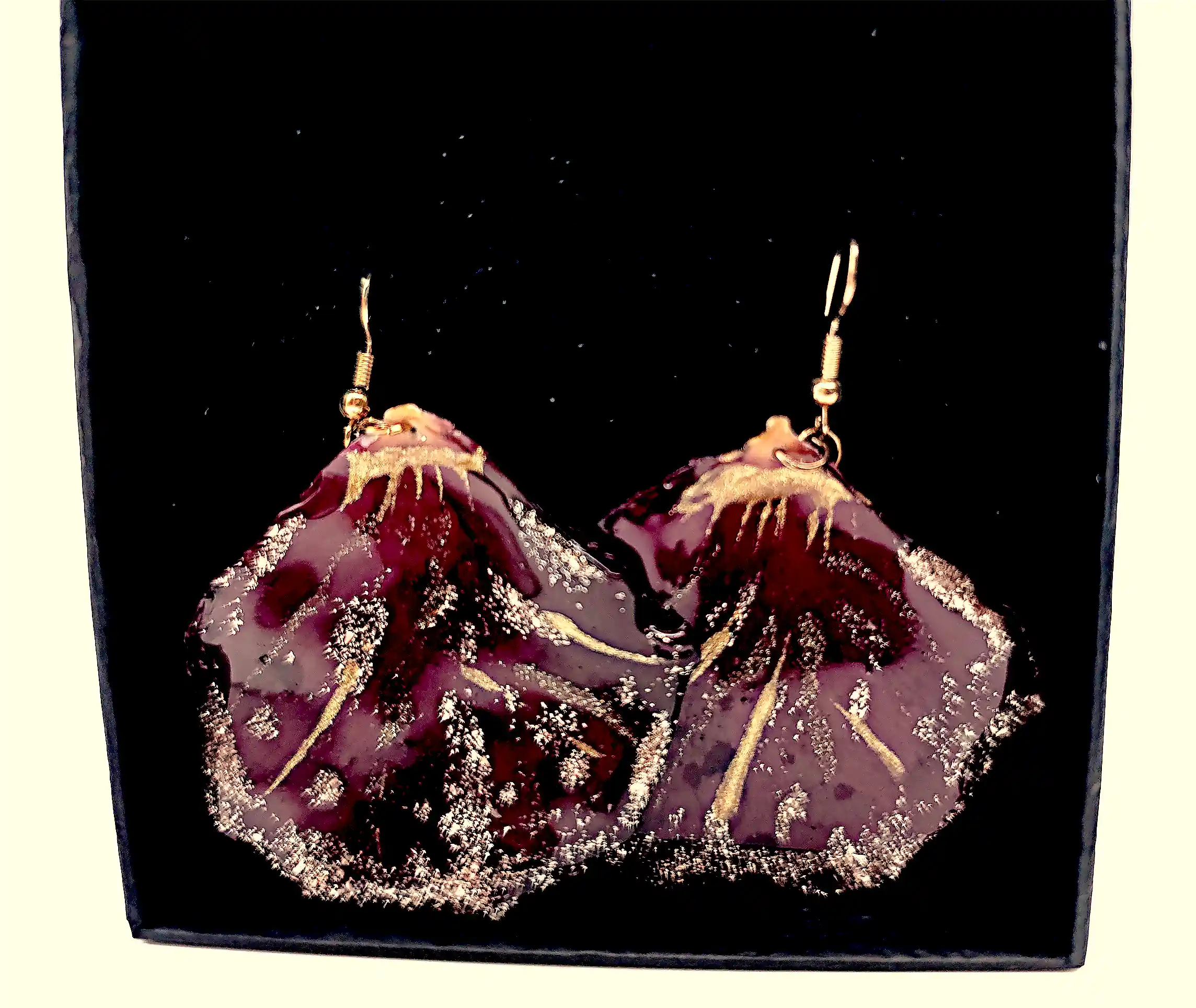 Cercei SM 103 – Petale naturale de trandafir în rășină transparentă cu accente aurii [2]