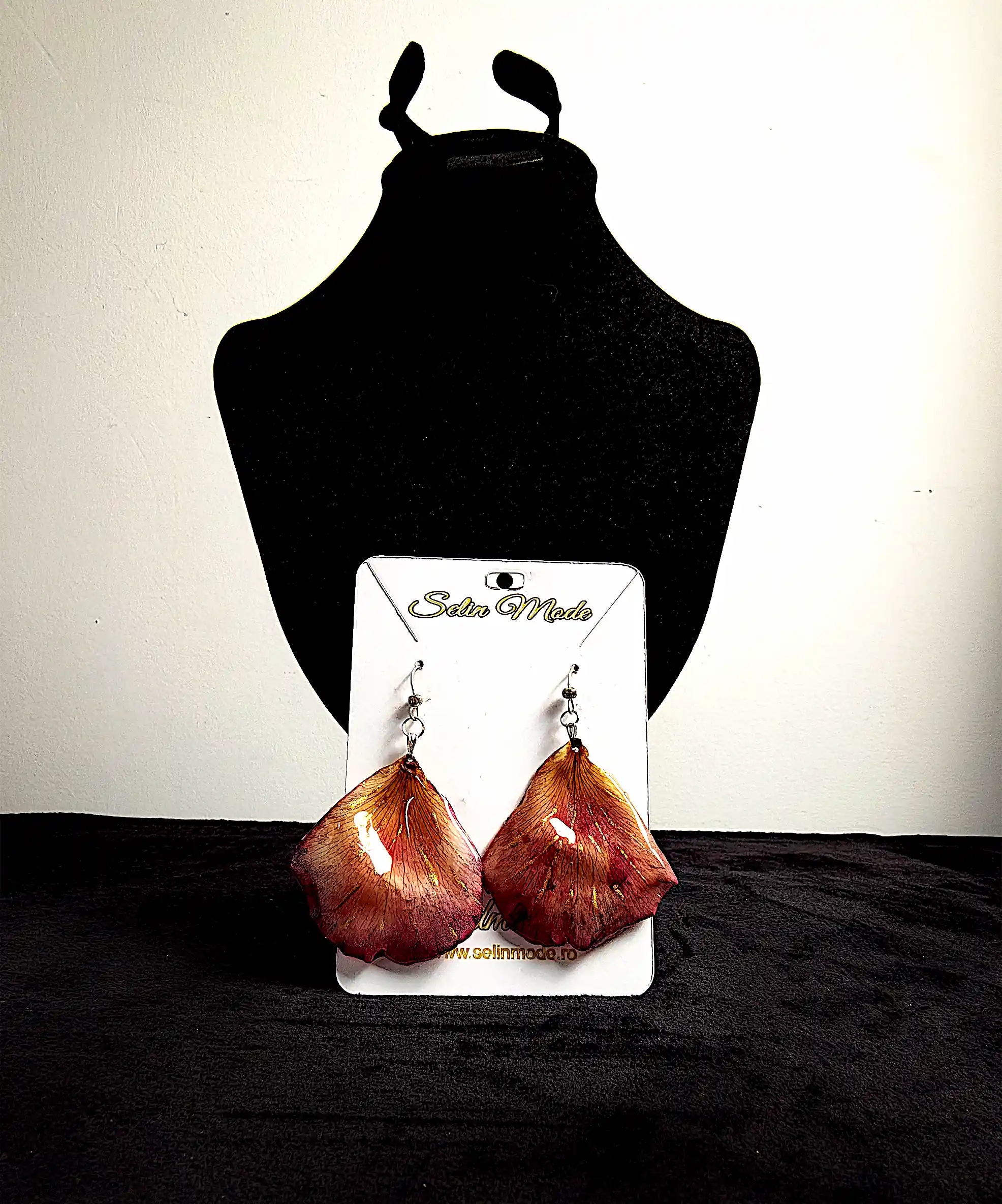 Cercei SM 104 – Petale naturale de trandafir cu tortițe din cupru argintat [1]