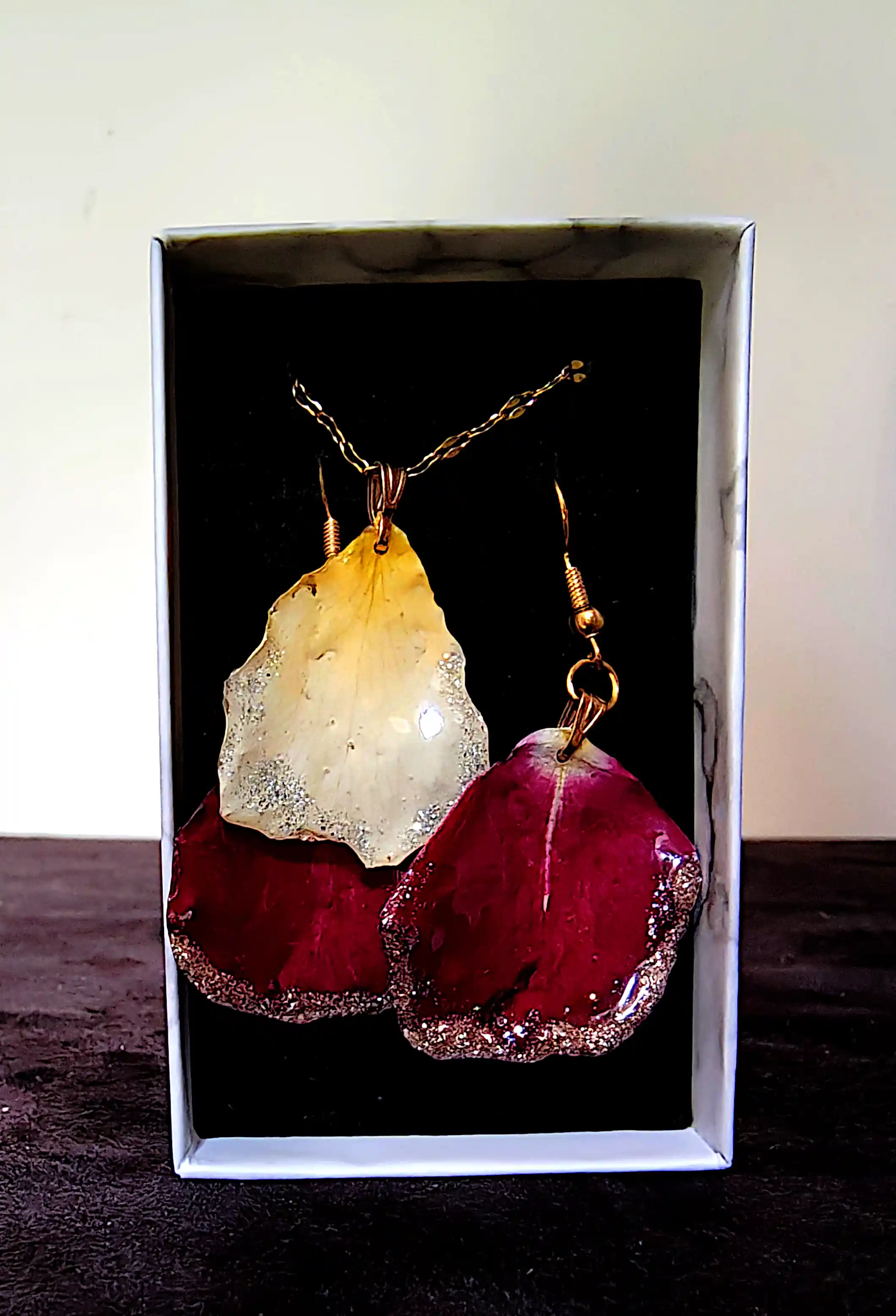 Cercei SM 111 – Petale naturale de trandafir cu accente aurii [2]