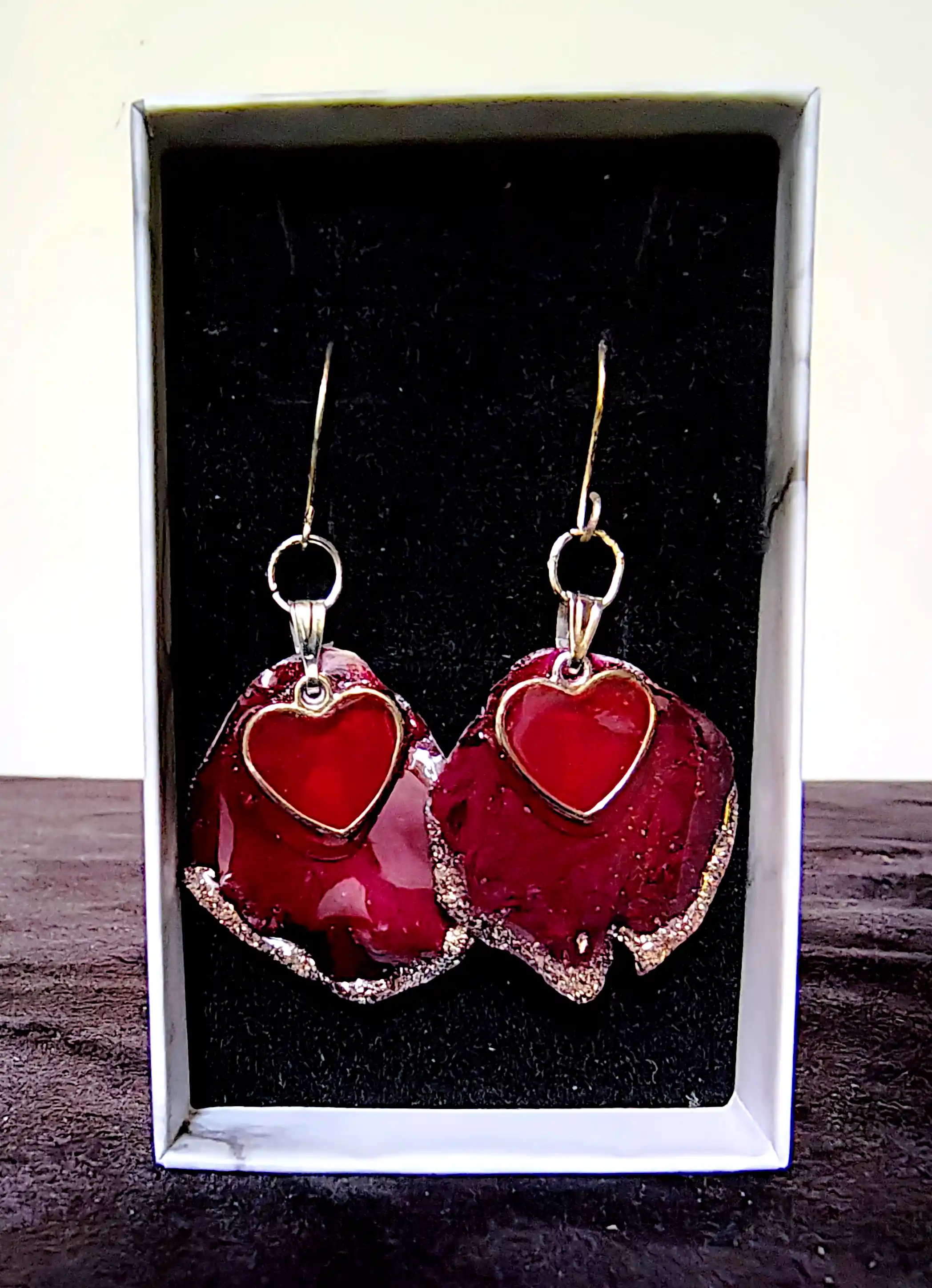 Cercei SM 115 – Petale naturale de trandafir cu inimioare roșii [1]