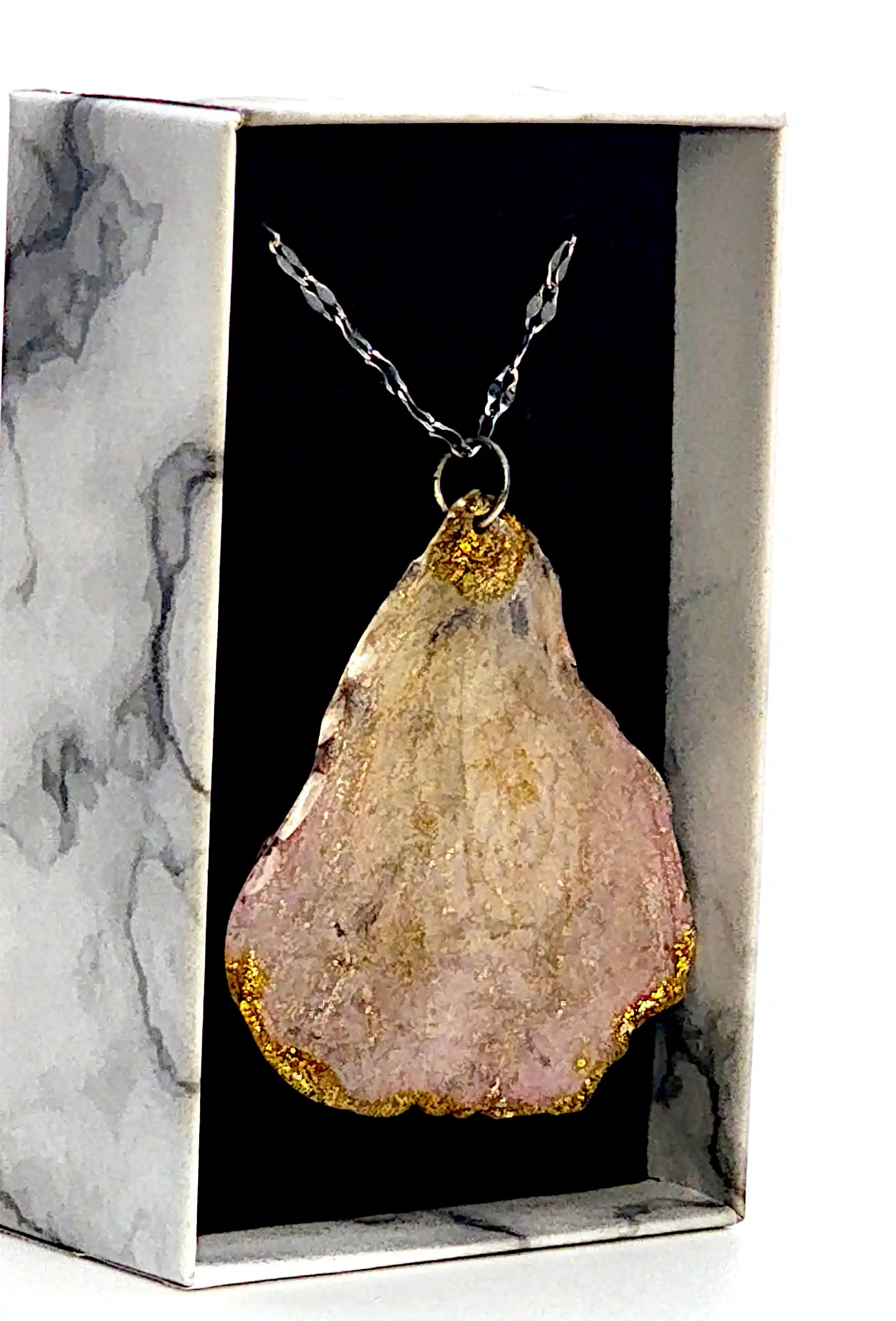 Pandantiv handmade cu petală naturală de trandafir și accente aurii – SM 26 [3]