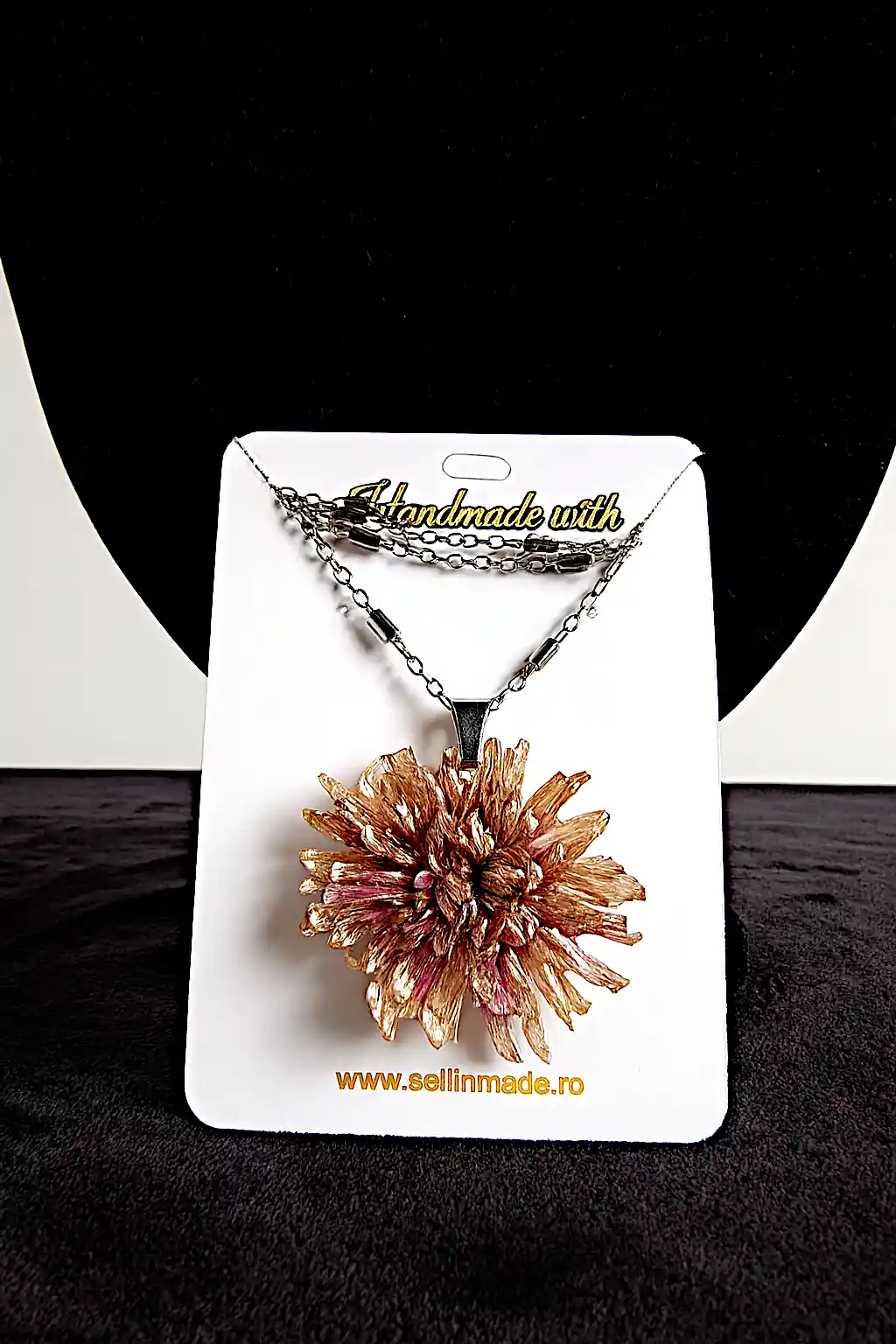 Pandantiv handmade din floare naturală CRIZANTEMĂ cu accente aurii – SM 77 [1]