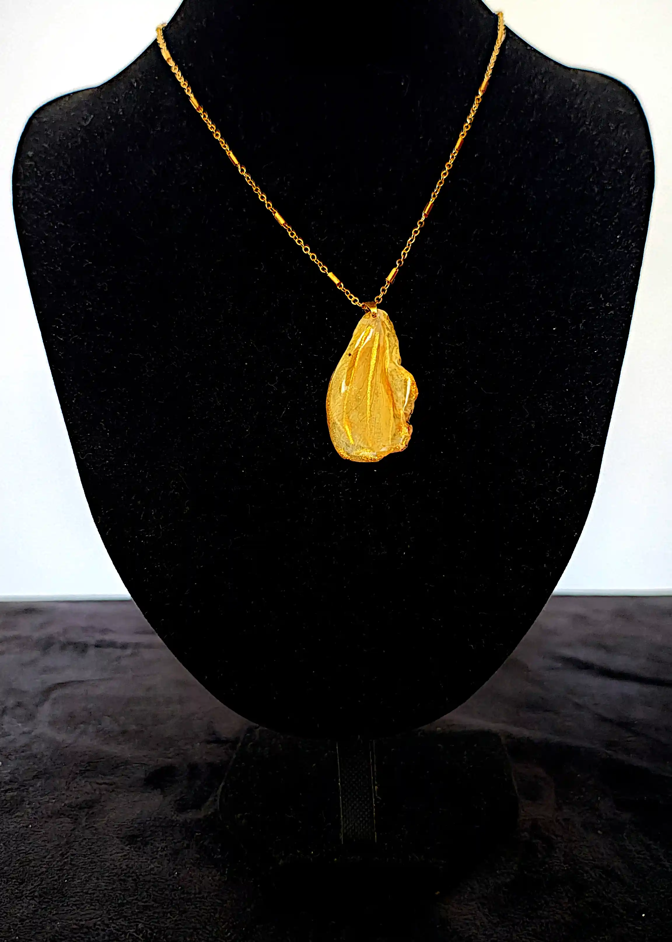 Pandantiv handmade din petală naturală de trandafir cu accente aurii – SM 84 [2]