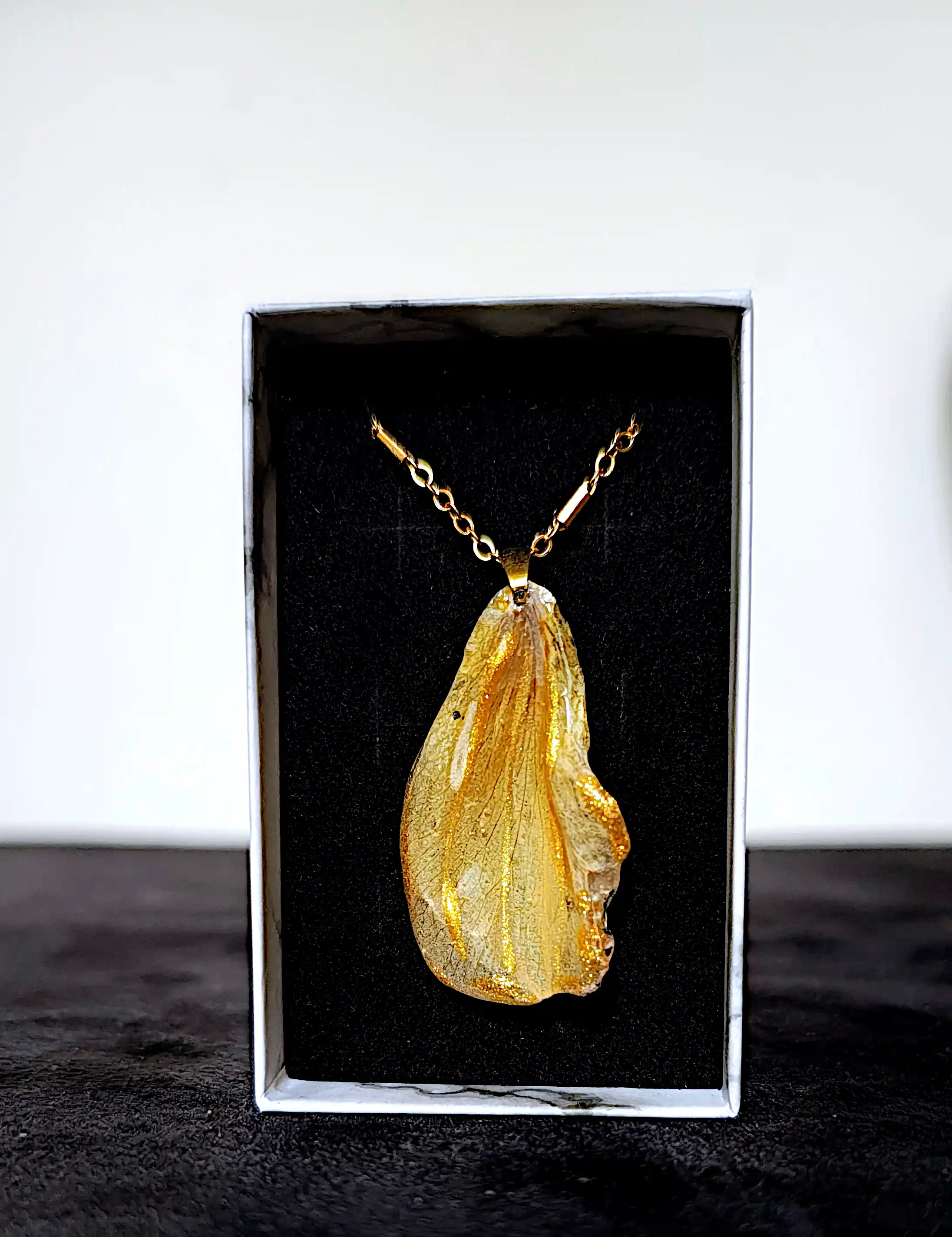 Pandantiv handmade din petală naturală de trandafir cu accente aurii – SM 84 [1]