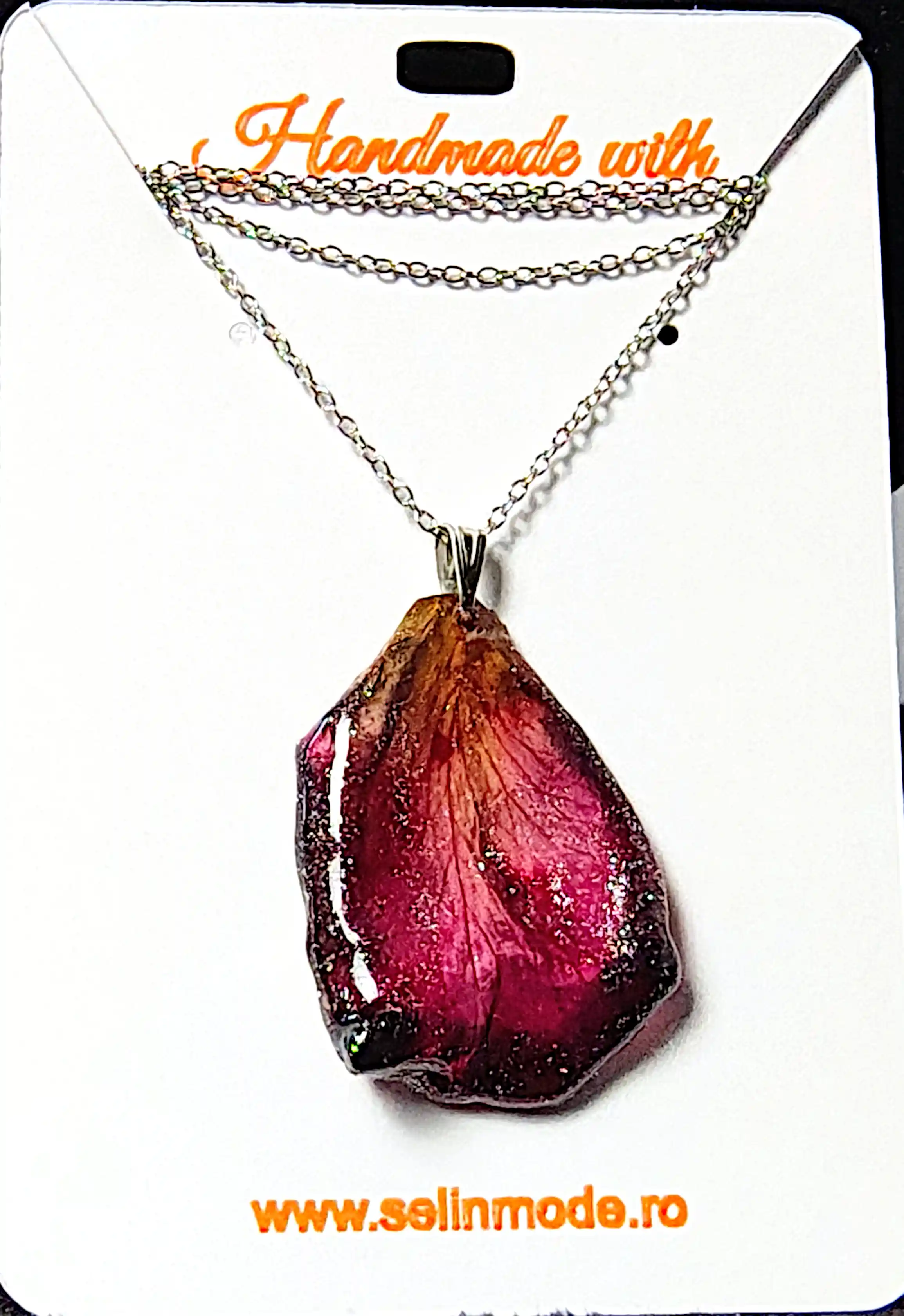 Pandantiv handmade din petală naturală de trandafir cu accente roșu intens și luciu sidefat – SM 22 [1]