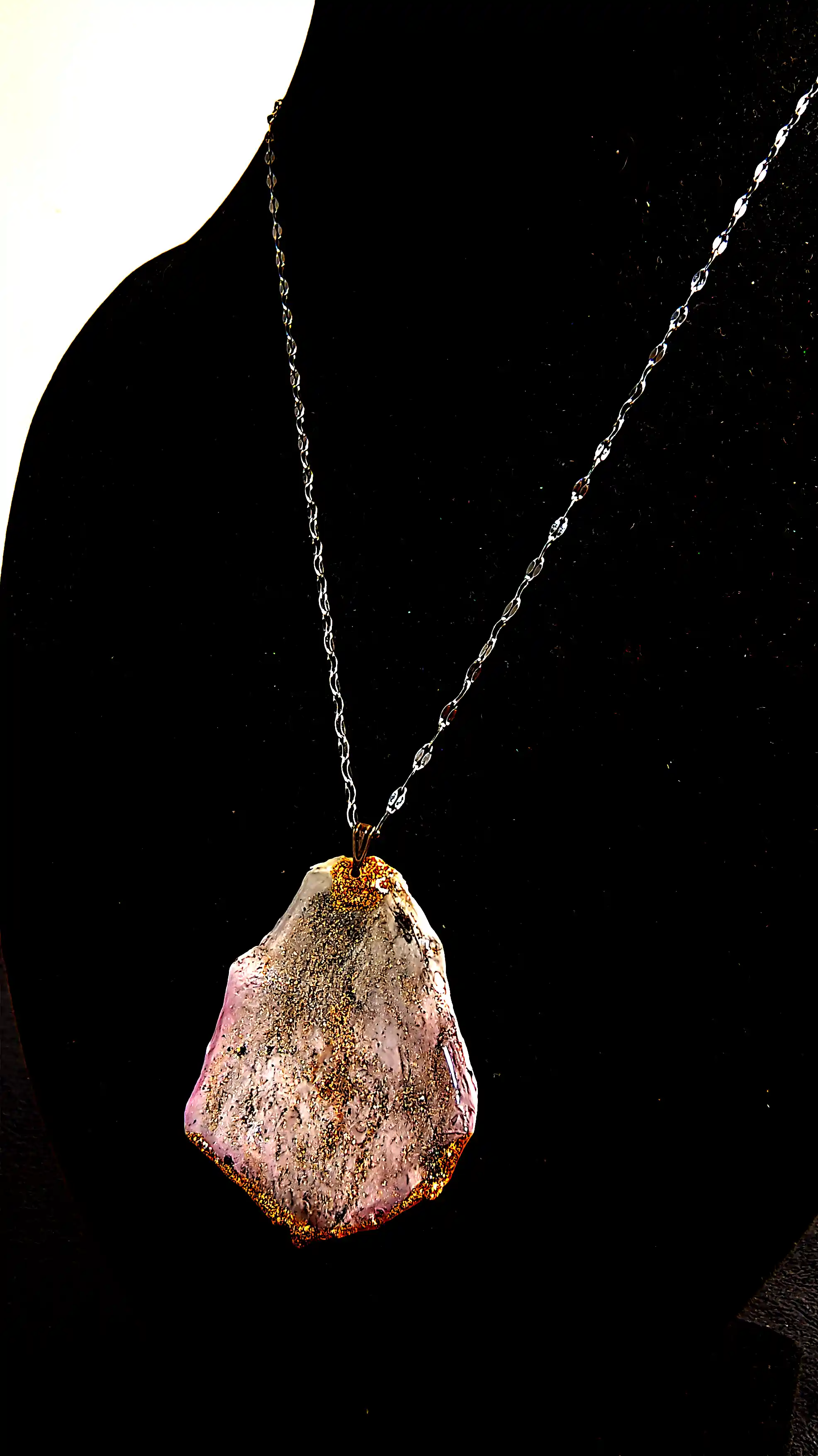 Pandantiv handmade din petală naturală de trandafir cu reflexe aurii și accente roz – SM 44 [2]