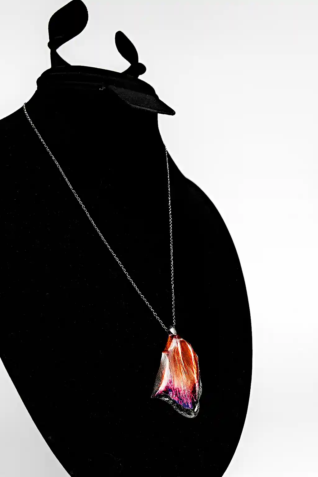 Pandantiv handmade din petală naturală de trandafir în nuanțe de roșu și violet – SM 82 [1]