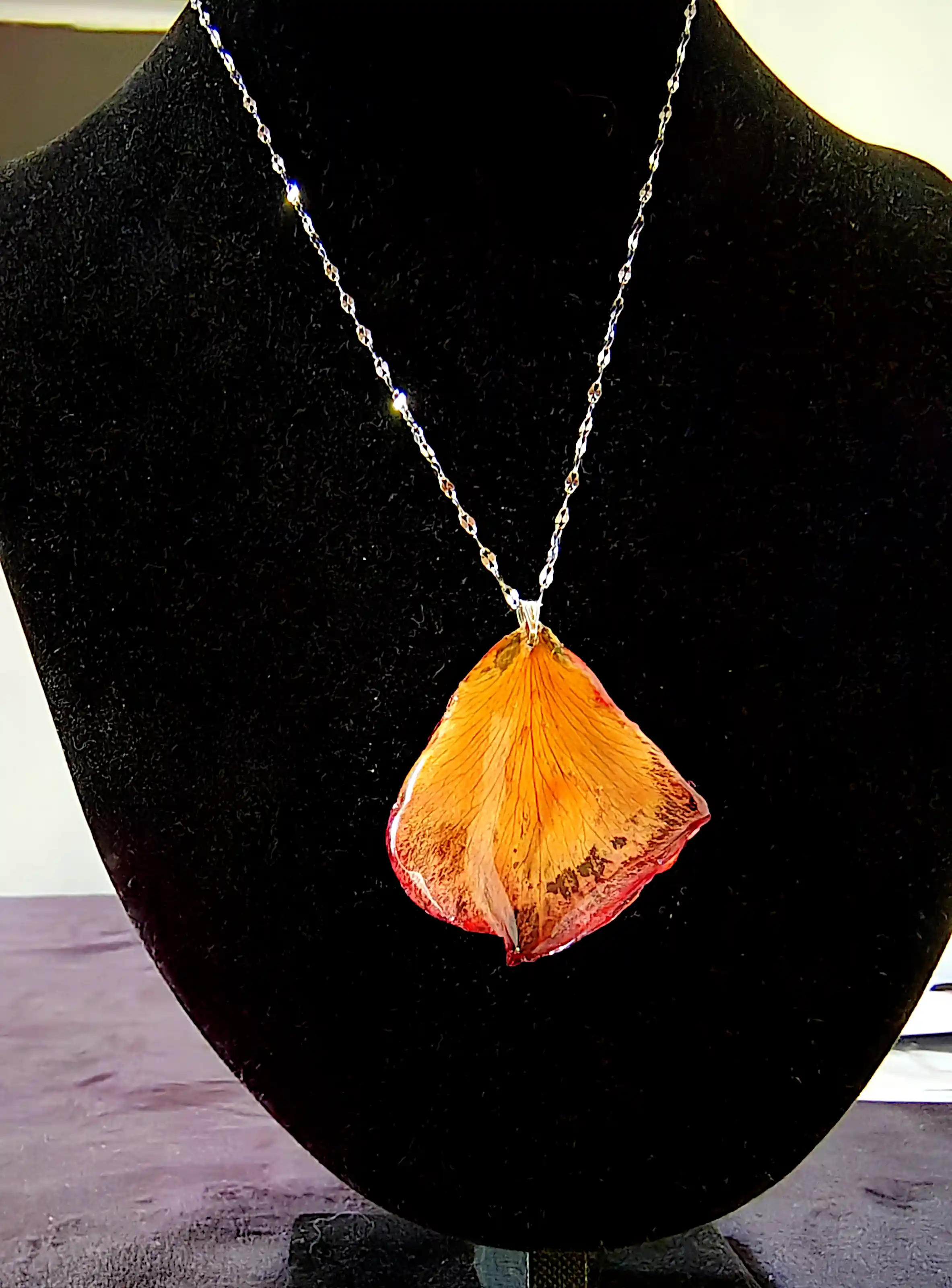 Pandantiv handmade din petală naturală de trandafir portocaliu-roșiatic – SM 117 [2]