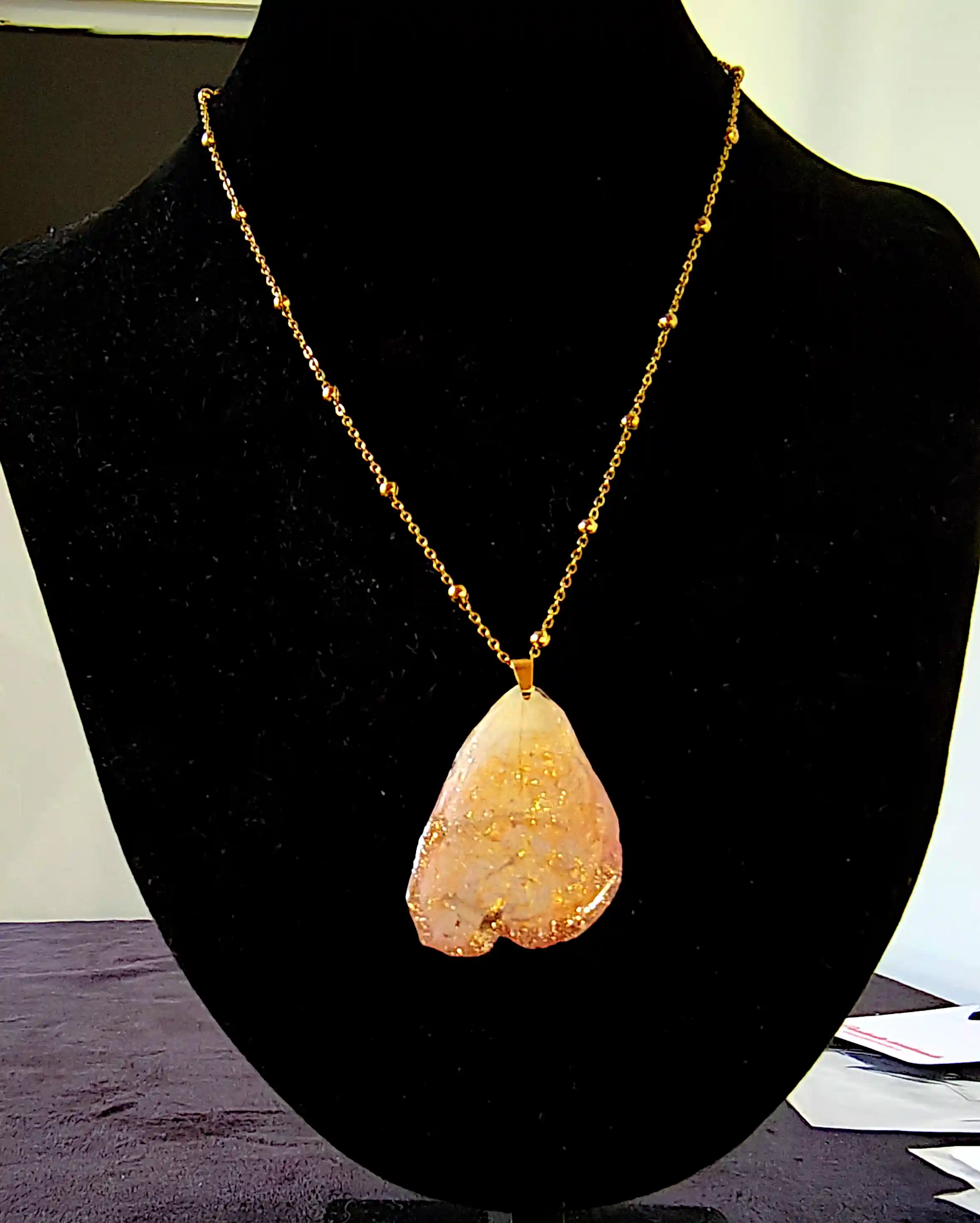 Pandantiv handmade din petală naturală de trandafir roz-auriu cu reflexe delicate – SM 37 [1]