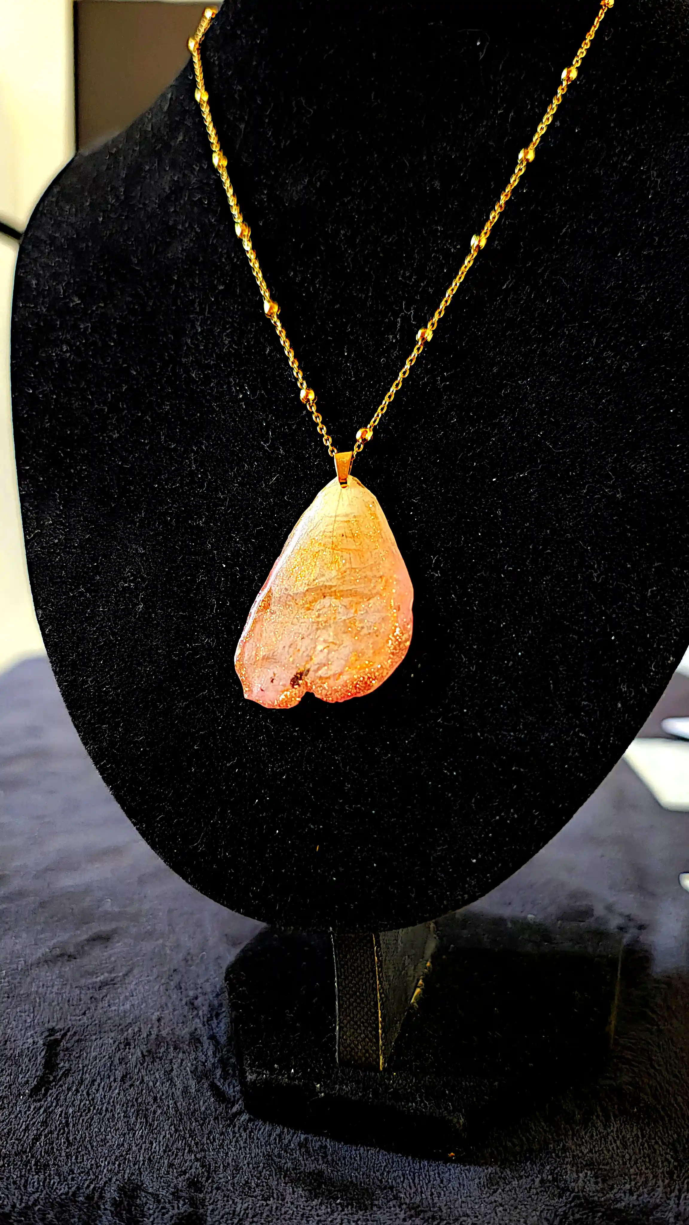 Pandantiv handmade din petală naturală de trandafir roz-auriu cu reflexe delicate – SM 37 [2]