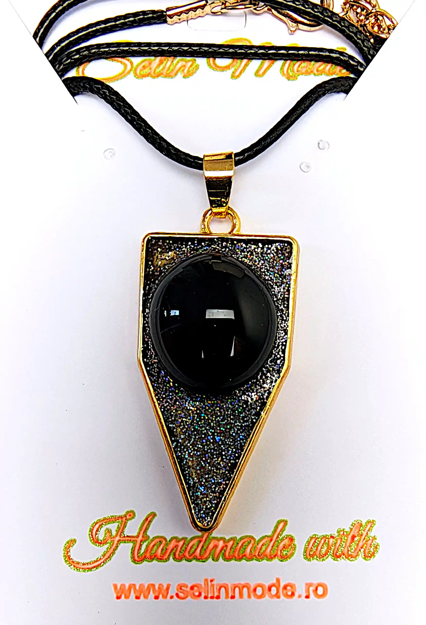 Pandantiv Handmade din Rășină Epoxidică cu Centru Rotund Negru și Fundal Glitter Auriu-Multicolor – SM 159 [1]