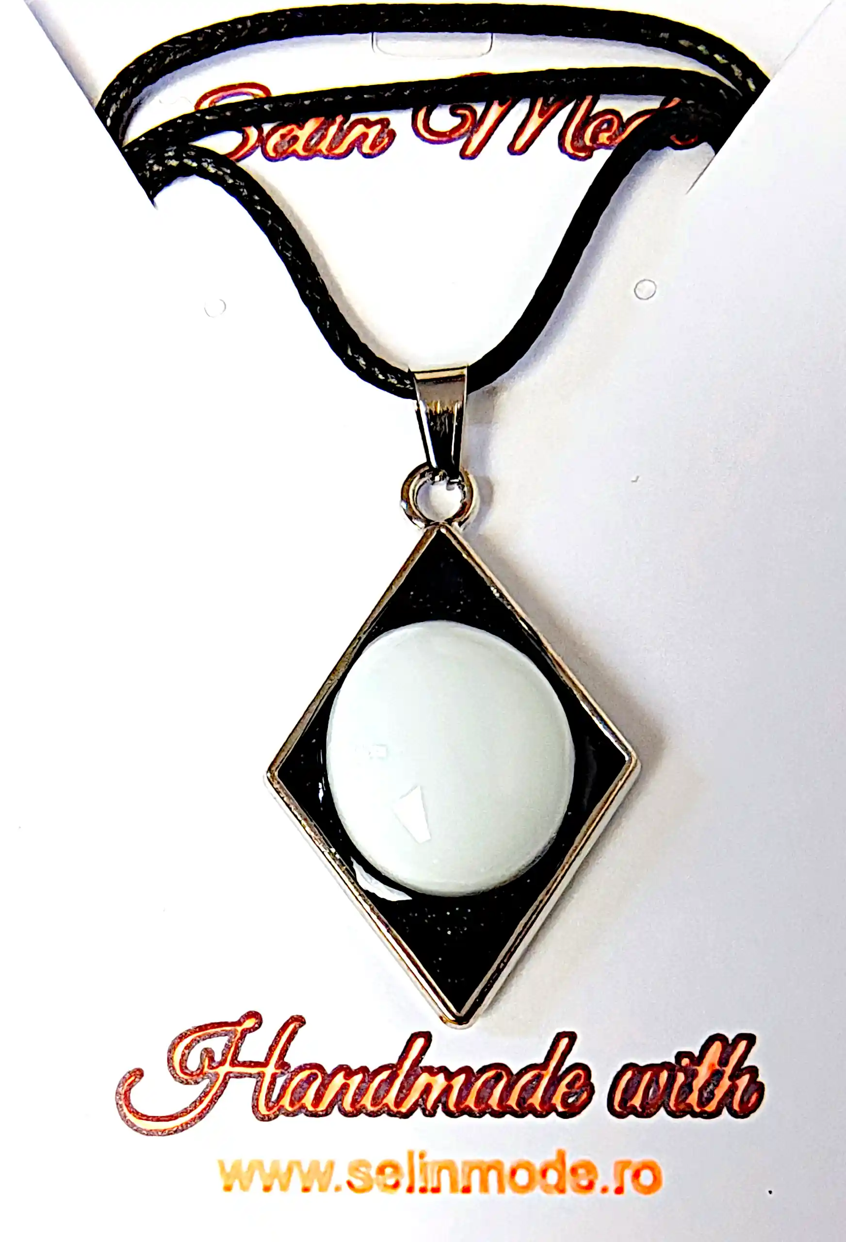 Pandantiv Handmade din Rășină Epoxidică Romb cu Element Central Alb – SM 162 [1]