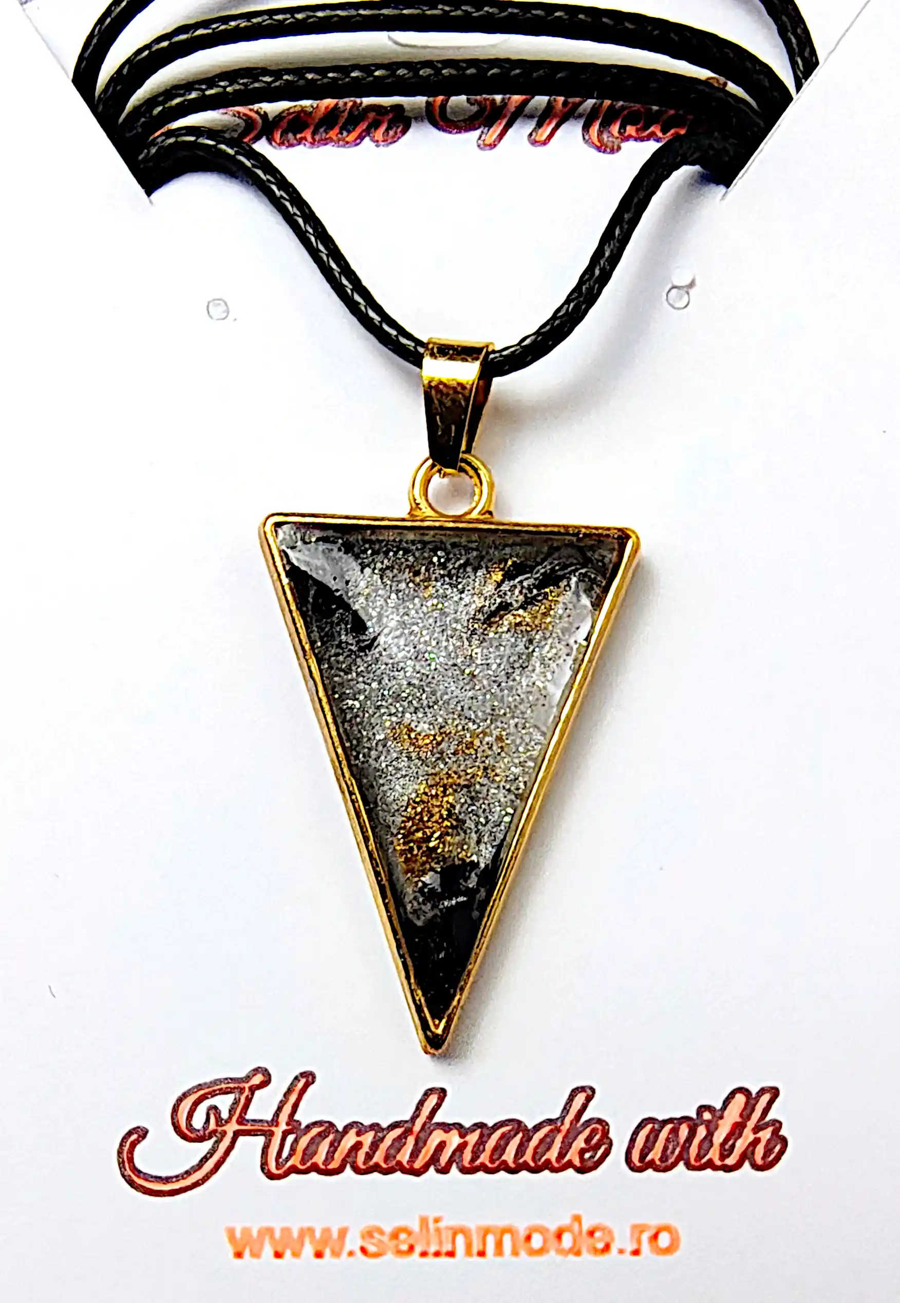 Pandantiv Handmade din Rășină Epoxidică Triunghi Auriu-Gri – SM 157 [1]