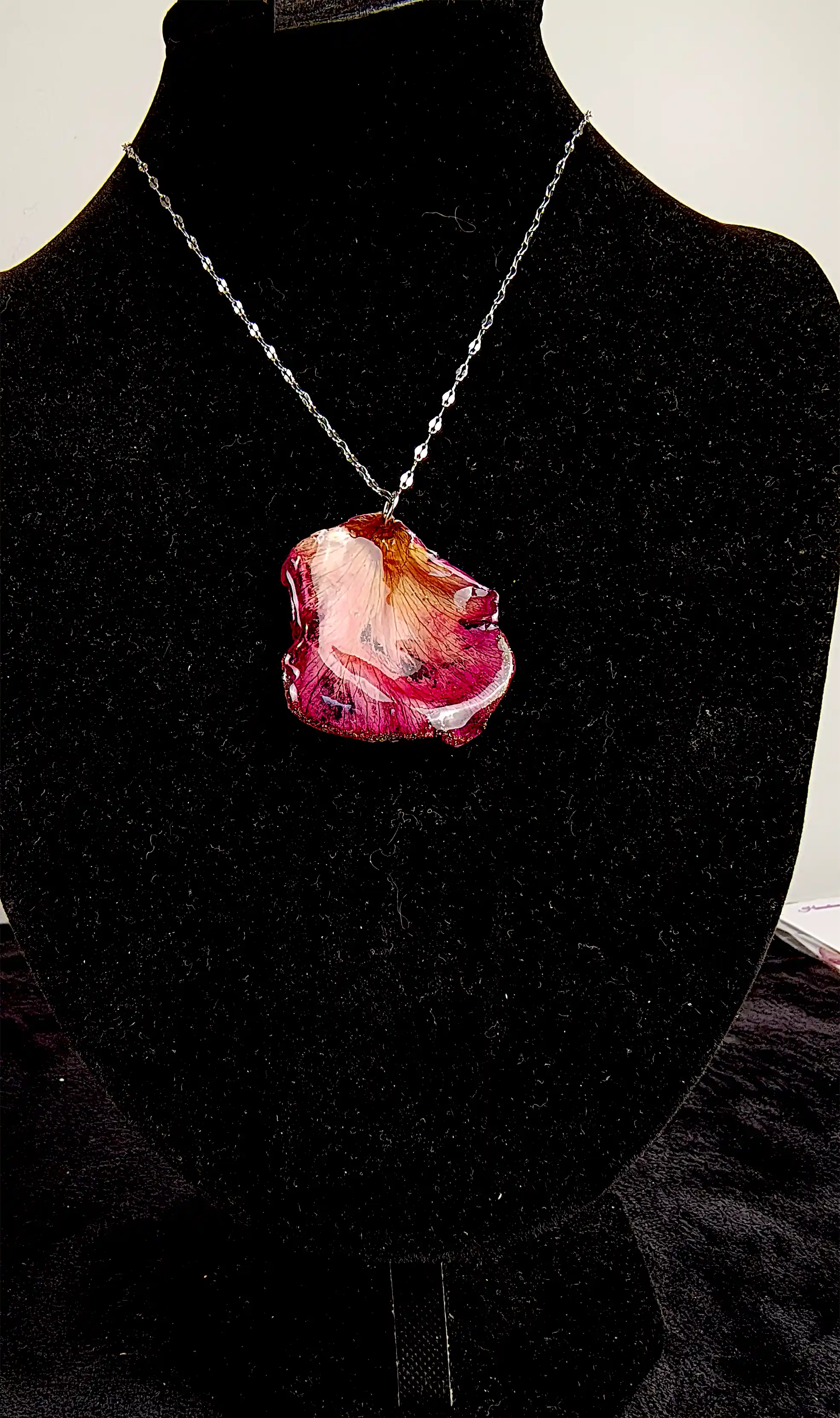 Pandantiv SM 05 – Petală naturală de trandafir în rășină transparentă [2]