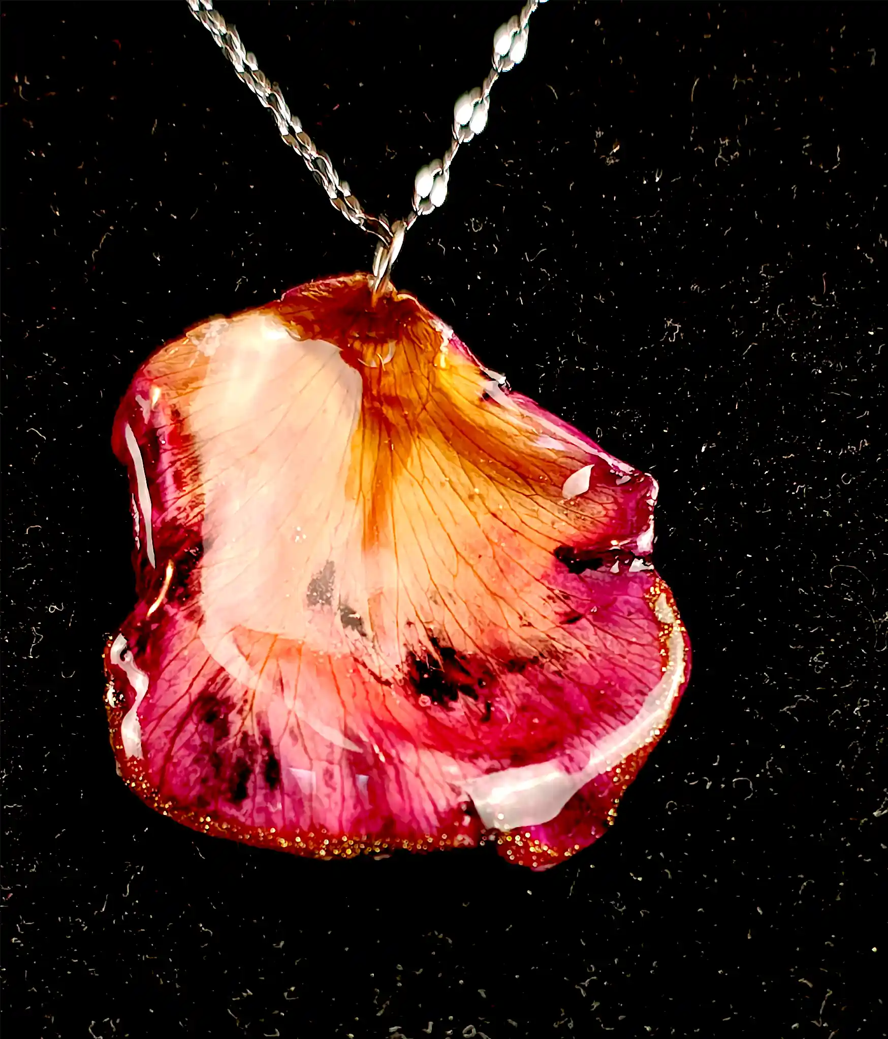 Pandantiv SM 05 – Petală naturală de trandafir în rășină transparentă [1]