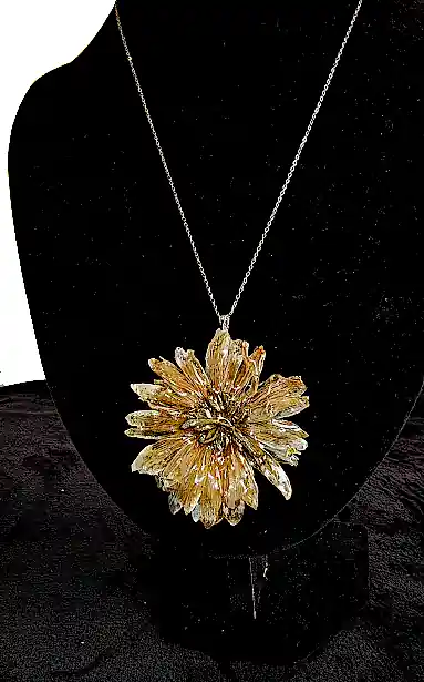 Pandantiv SM 06 – Crizantemă naturală conservată în rășină transparentă [1]