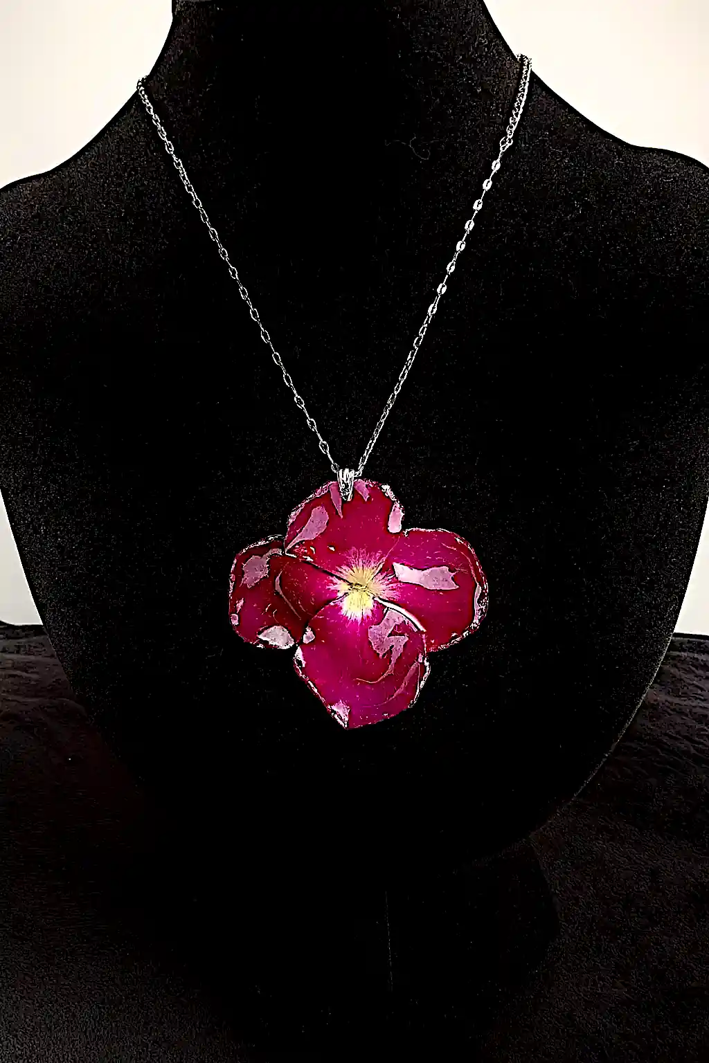 Pandantiv SM 100 – Petale naturale de trandafir în rășină transparentă [1]