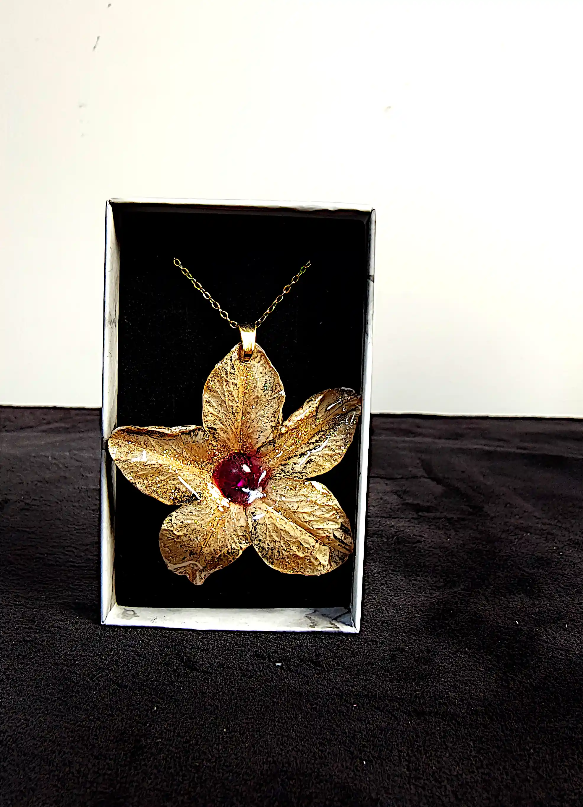 Pandantiv SM 113 – Floare naturală Regina Nopții cu accente aurii [1]