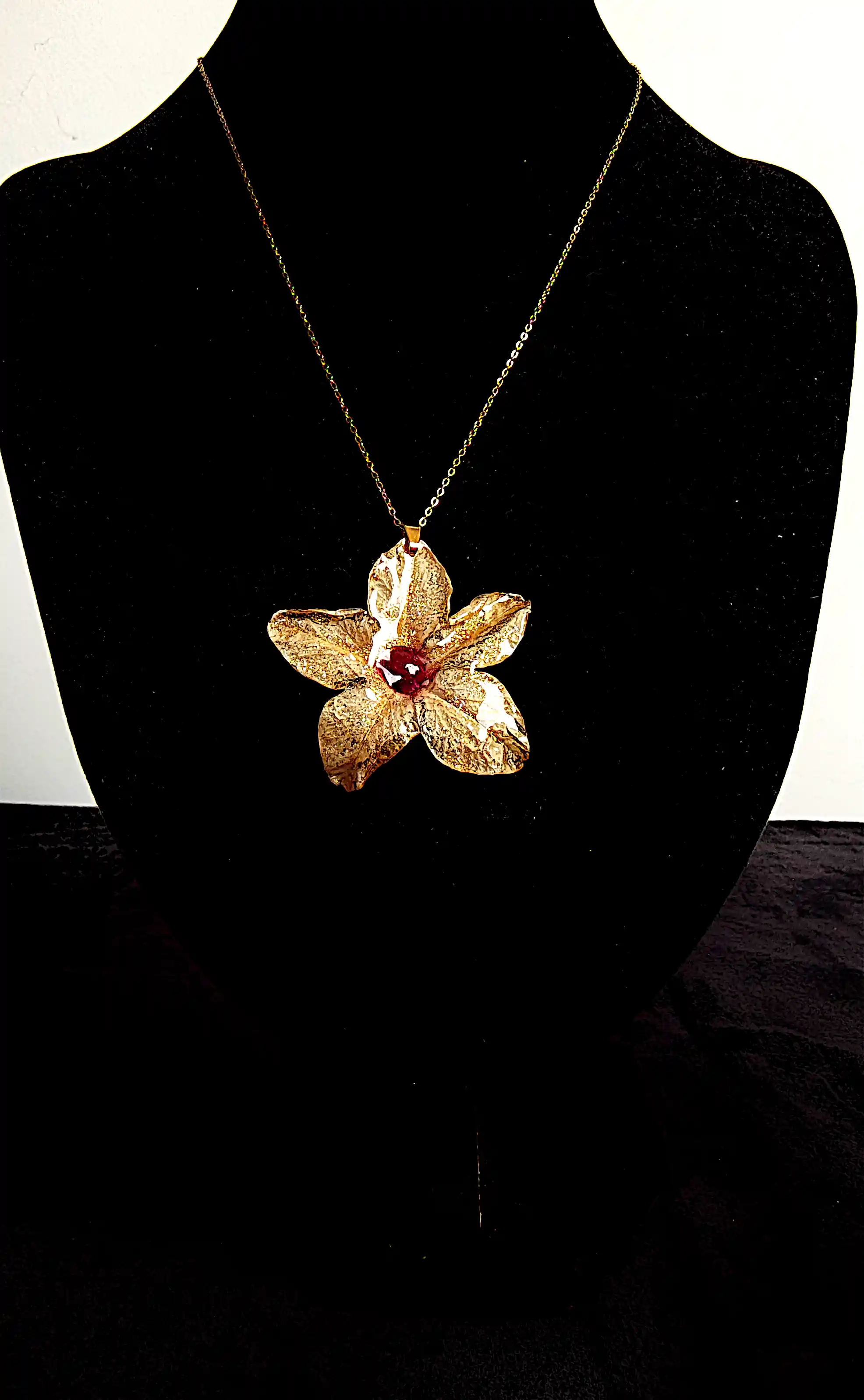 Pandantiv SM 113 – Floare naturală Regina Nopții cu accente aurii [3]