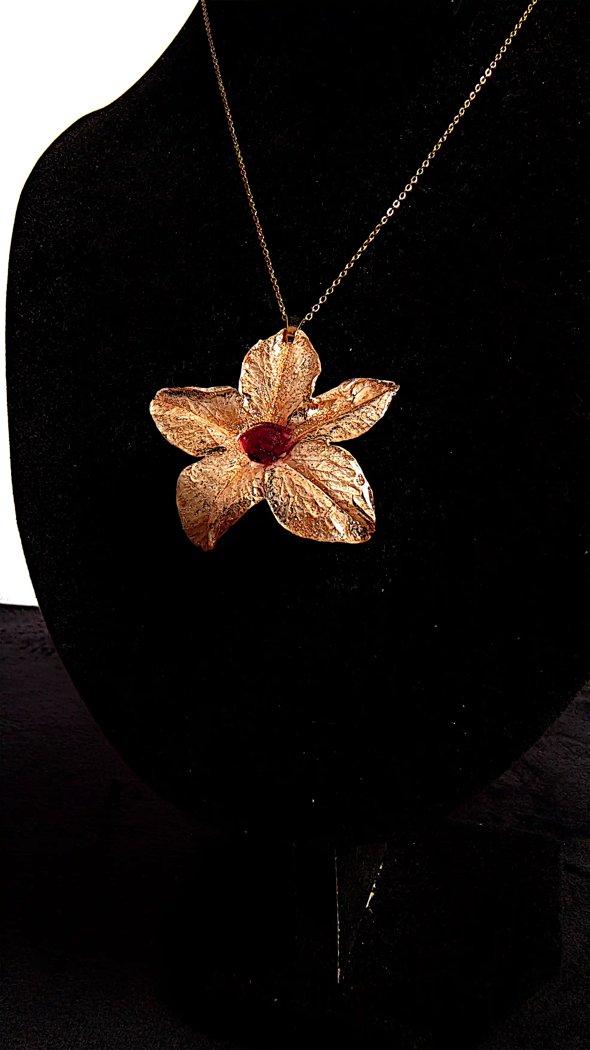 Pandantiv SM 113 – Floare naturală Regina Nopții cu accente aurii [2]