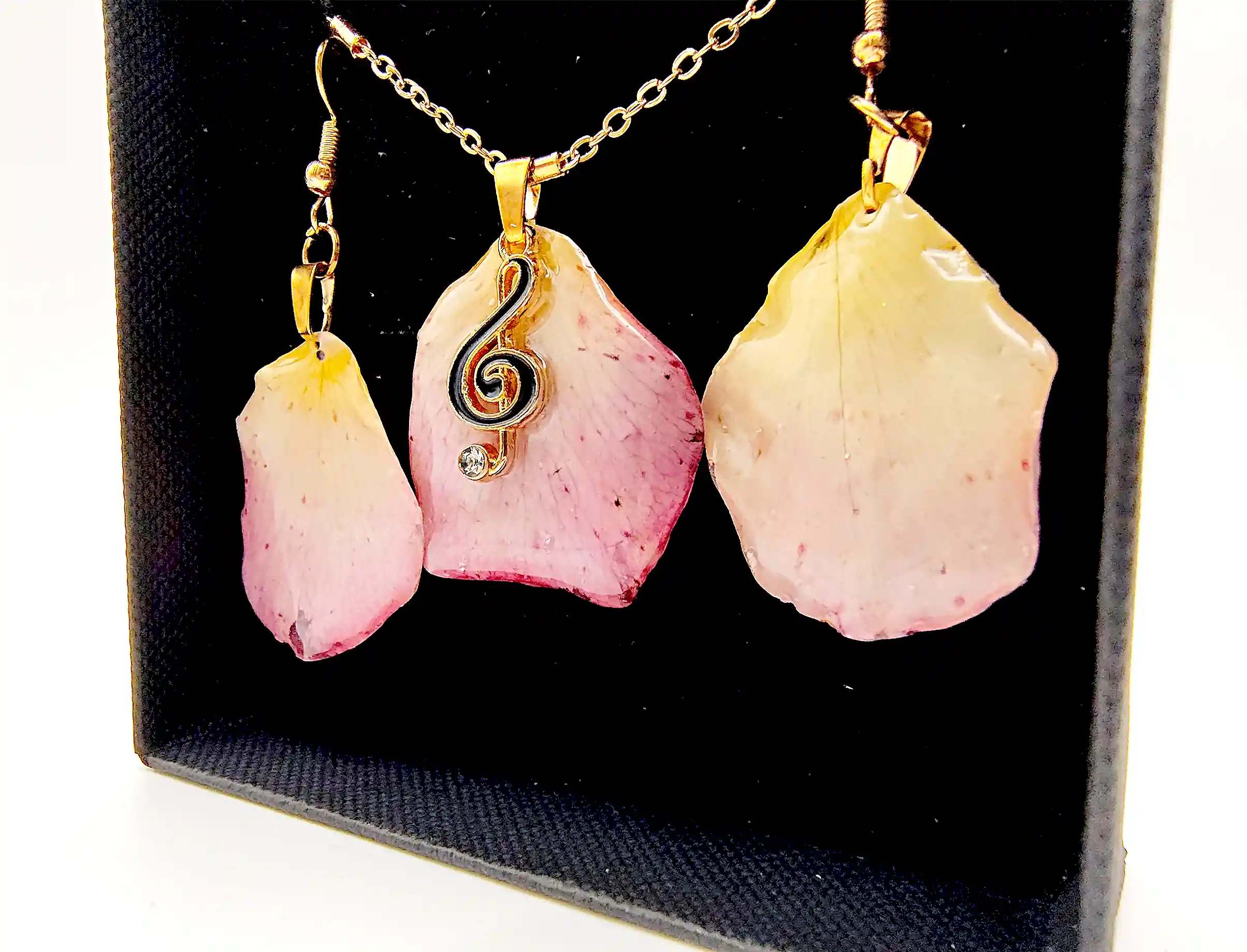 Set Handmade Cercei și Pandantiv din Petale Naturale de Trandafir cu Cheie Sol Auriu – SM 78 [4]