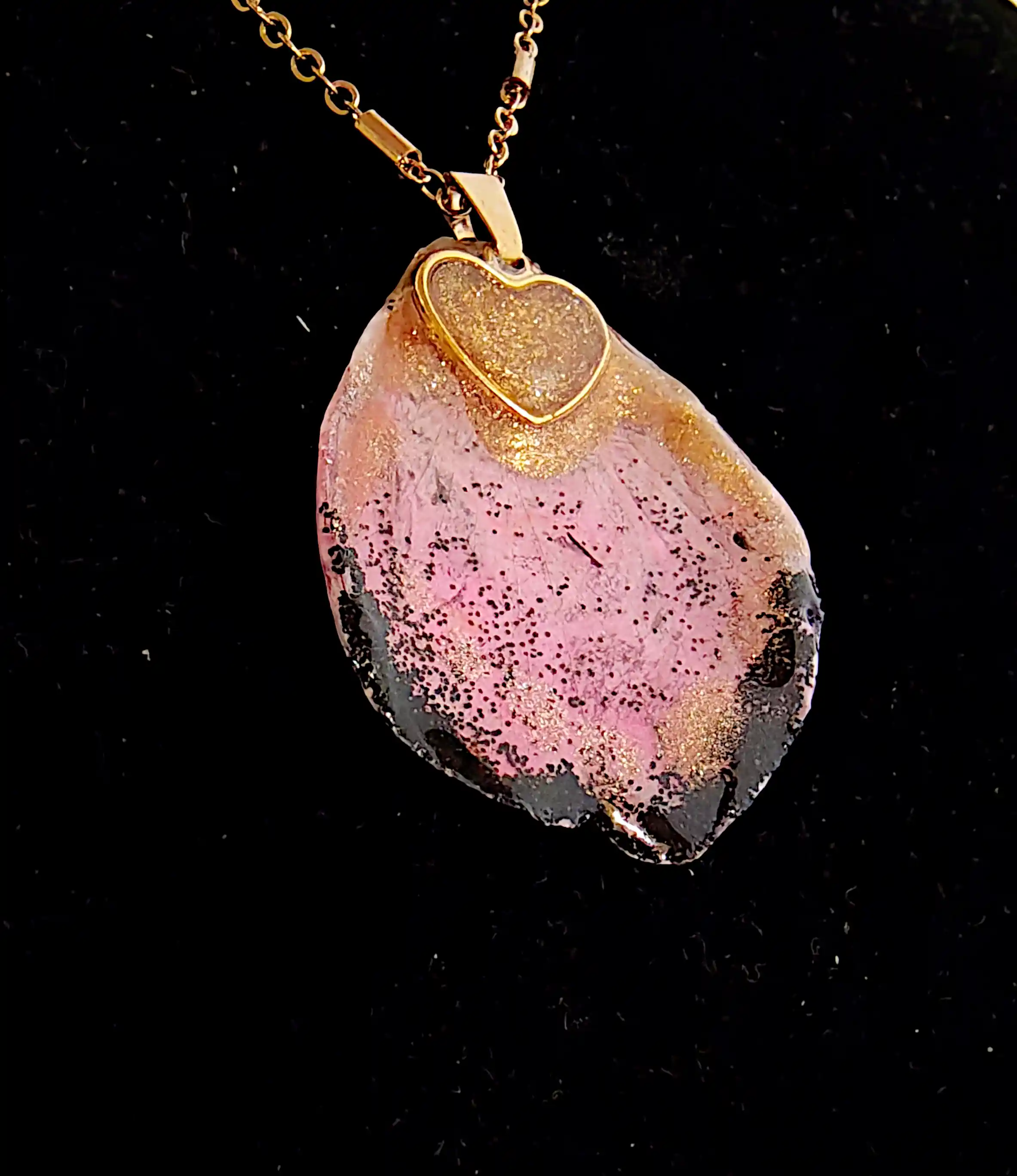 Set Handmade Cercei și Pandantiv din Petale Naturale de Trandafir cu Inimioare Aurii – SM 99 [3]