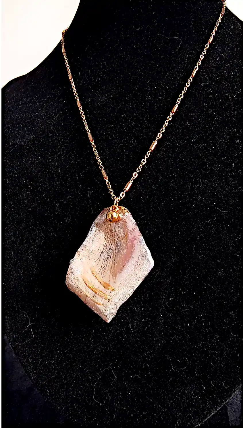 Set Handmade Cercei și Pandantiv din Petale Naturale de Trandafir cu Reflexii Aurii – SM 75 [3]