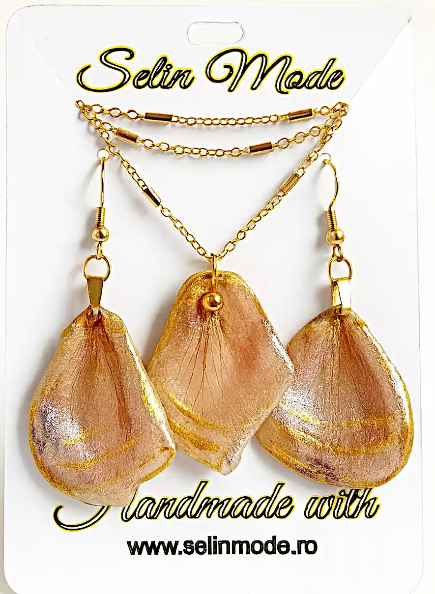 Set Handmade Cercei și Pandantiv din Petale Naturale de Trandafir cu Reflexii Aurii – SM 75 [1]