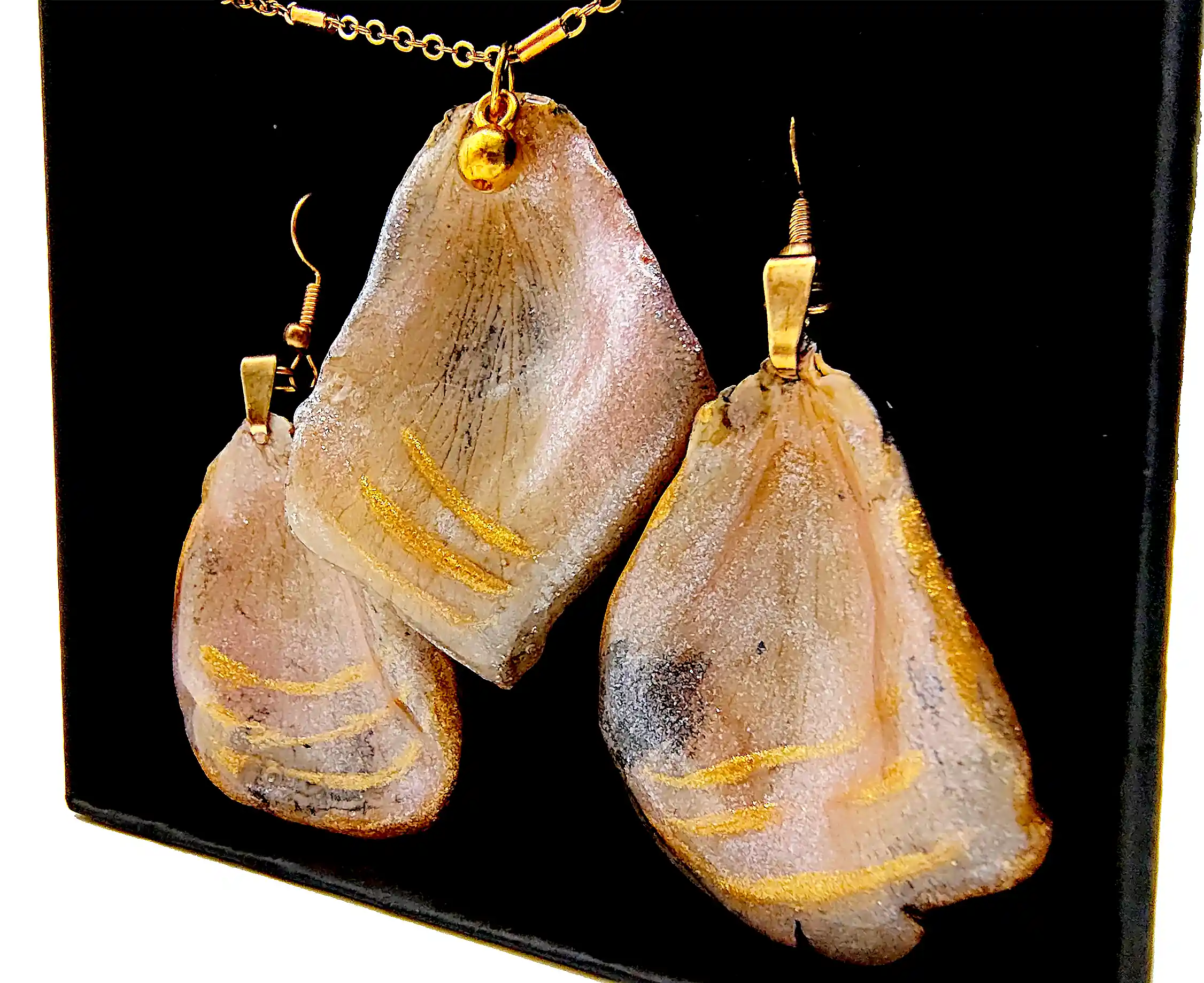 Set Handmade Cercei și Pandantiv din Petale Naturale de Trandafir cu Reflexii Aurii – SM 75 [2]