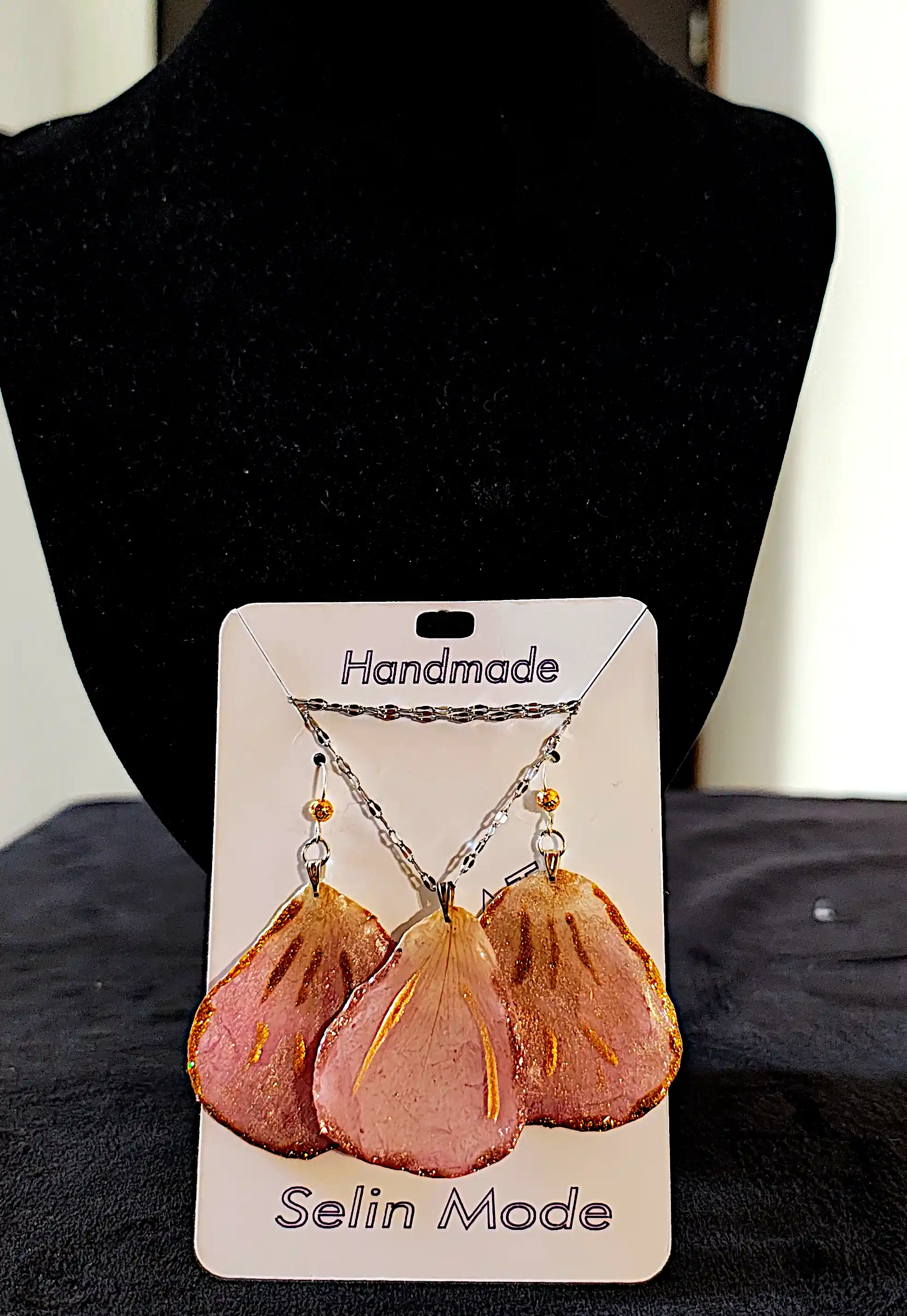 Set Handmade Cercei și Pandantiv din Petale Naturale de Trandafir cu Reflexii Aurii – SM 97 [1]