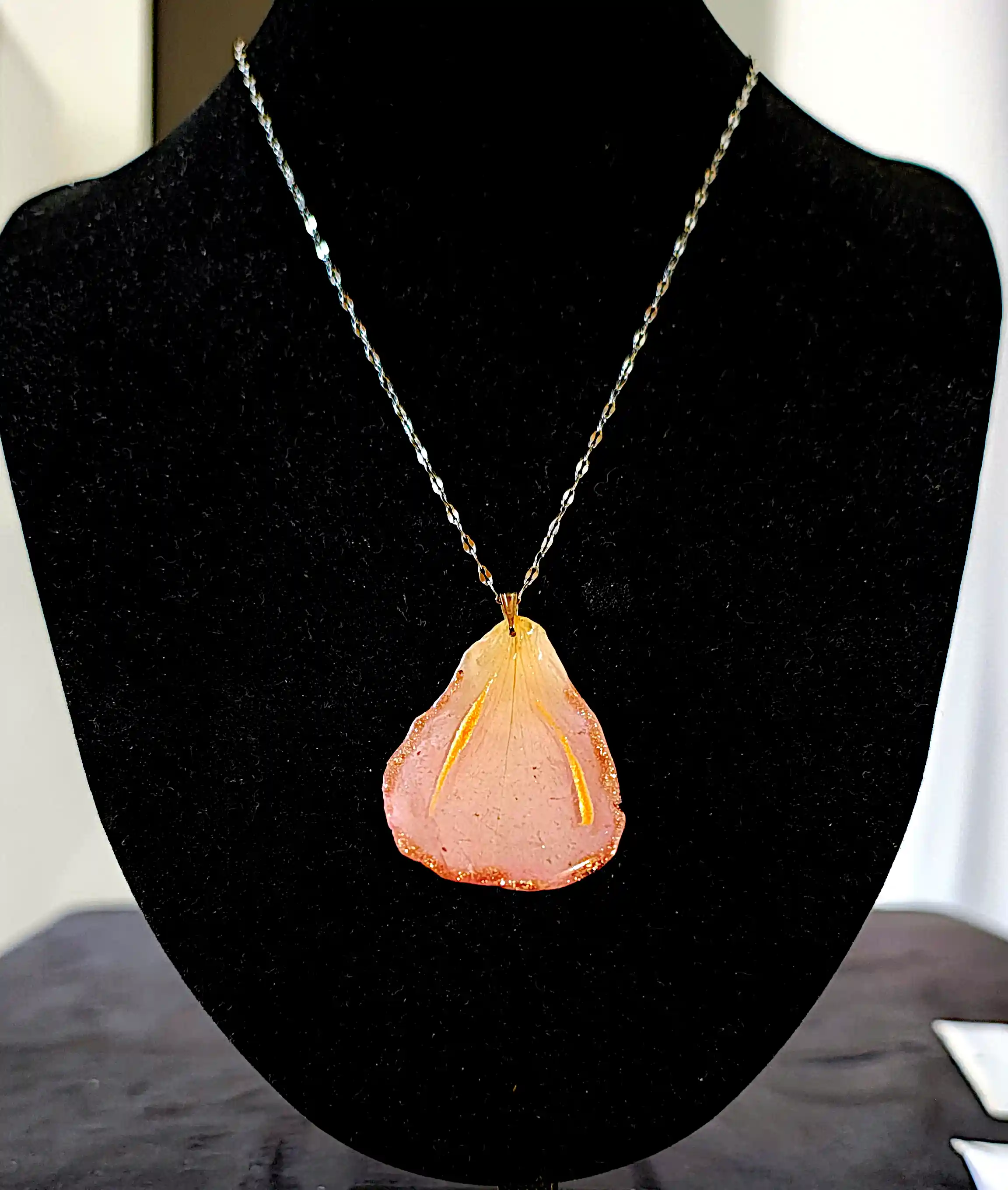 Set Handmade Cercei și Pandantiv din Petale Naturale de Trandafir cu Reflexii Aurii – SM 97 [2]