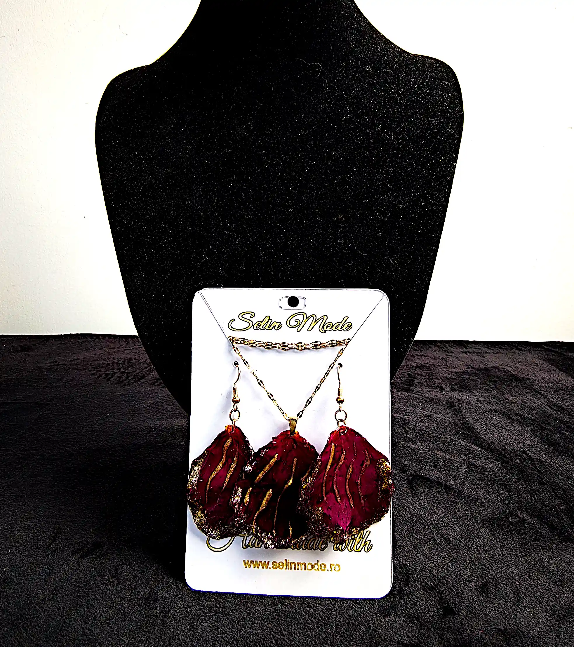Set Handmade Cercei și Pandantiv din Petale Naturale de Trandafir Roșu cu Accente Aurii – SM 50 [2]