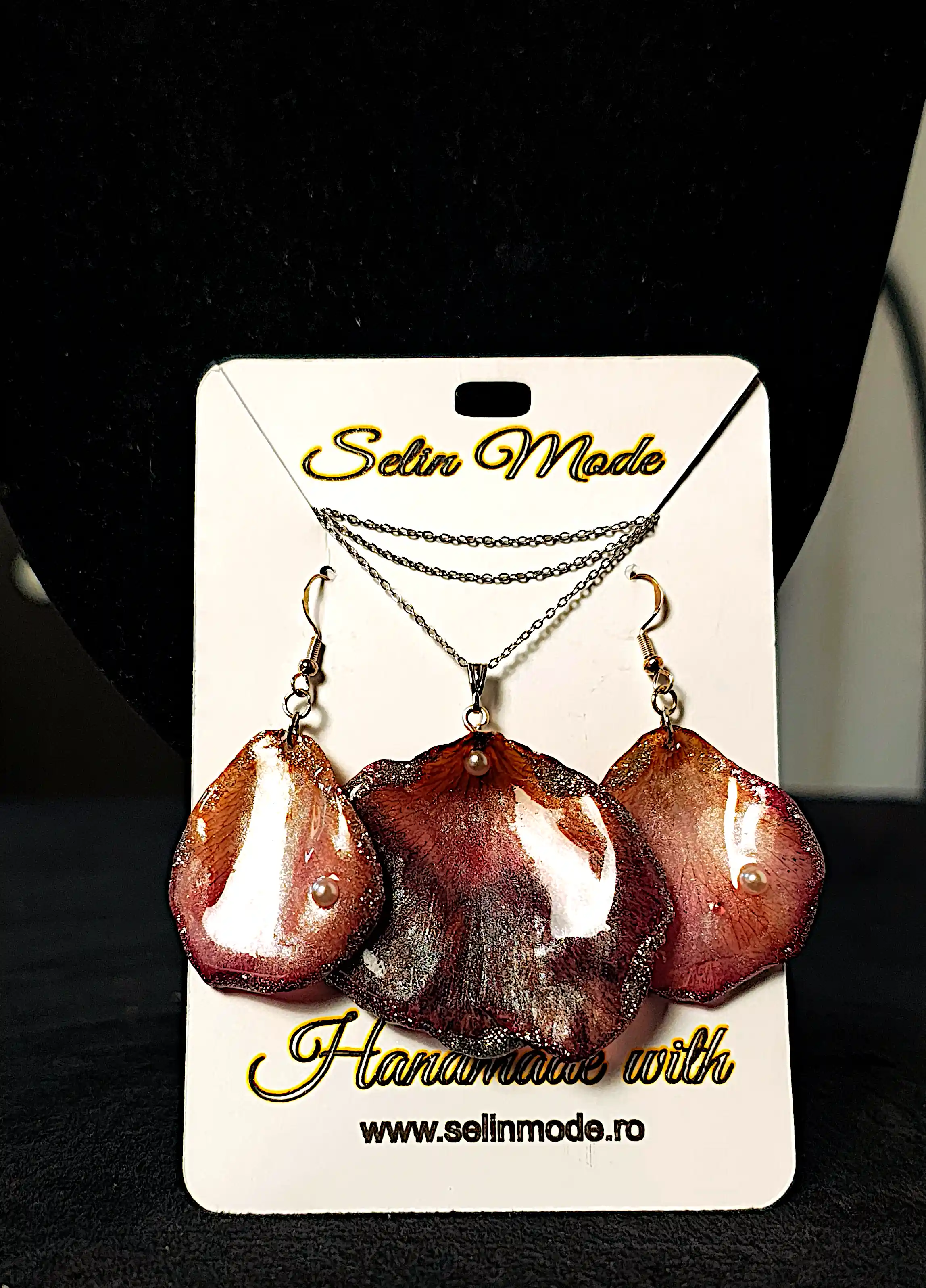 Set Handmade Cercei și Pandantiv din Petale Naturale în Rășină cu Perle Decorative – SM 13 [1]