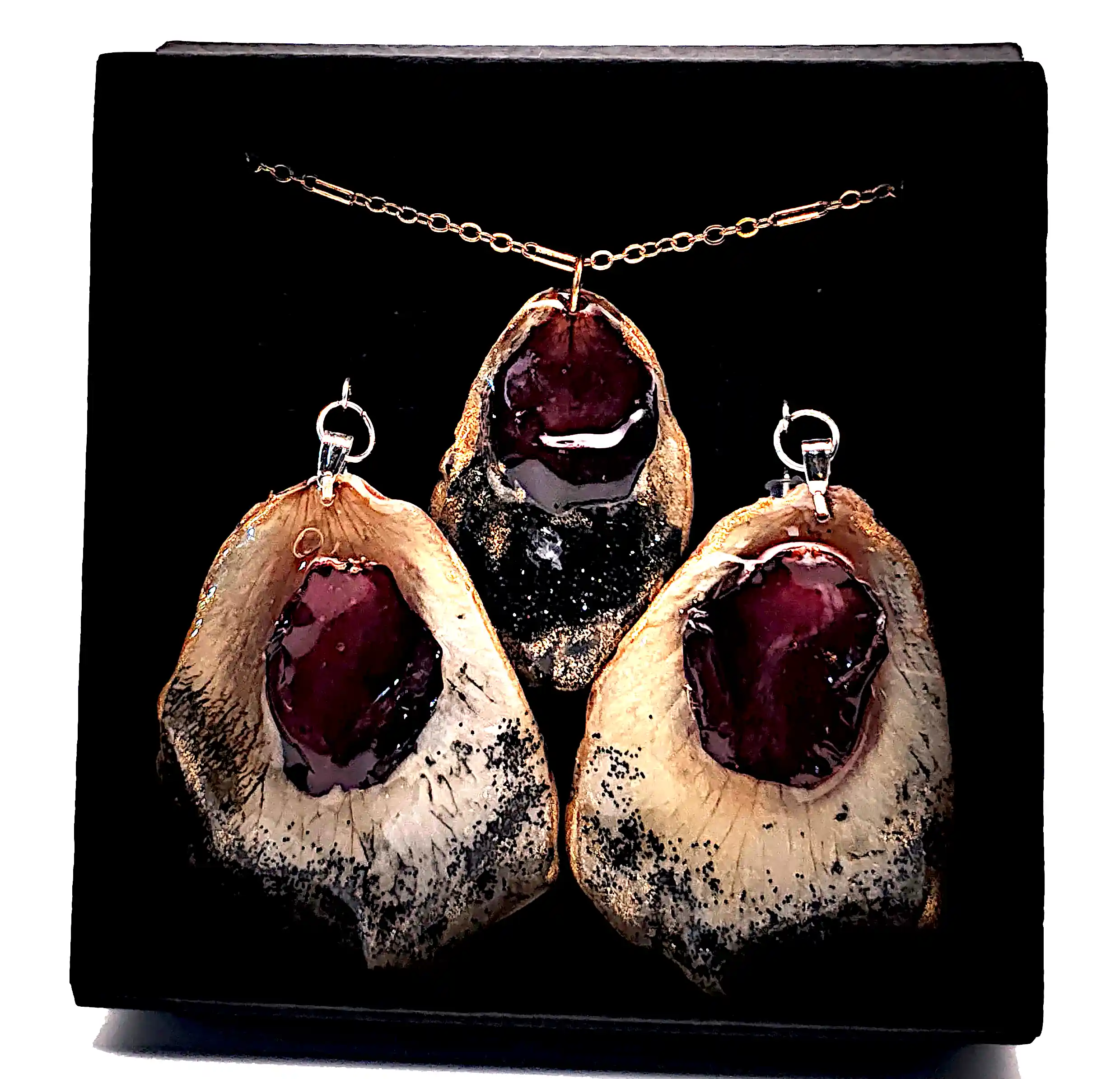 Set Handmade Cercei și Pandantiv din Petale Naturale Roșii în Rășină cu Accente Aurii – SM 12 [1]