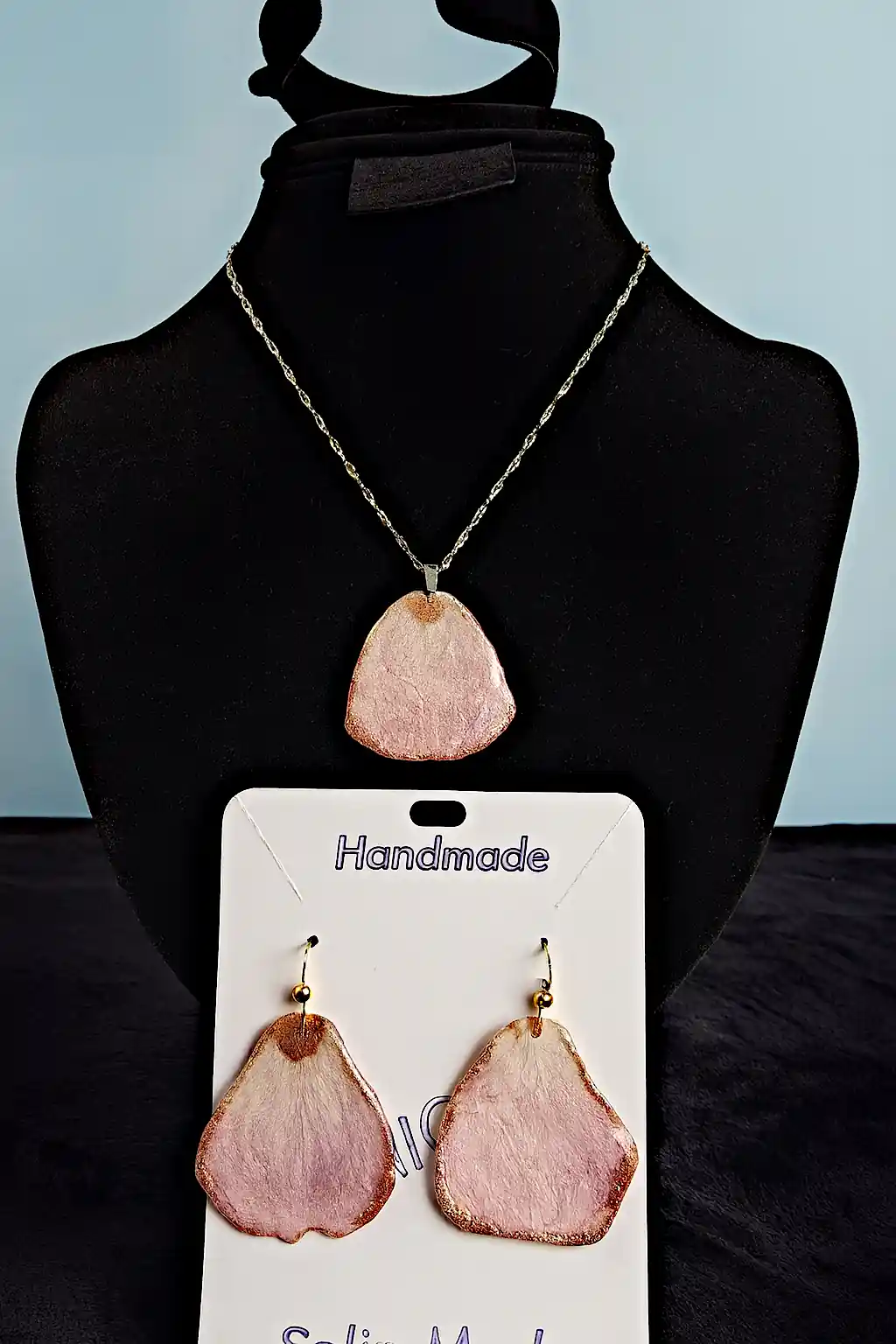 Set Pandantiv și Cercei din Petale Naturale de Trandafir Presate în Rășină – SM 15 [2]