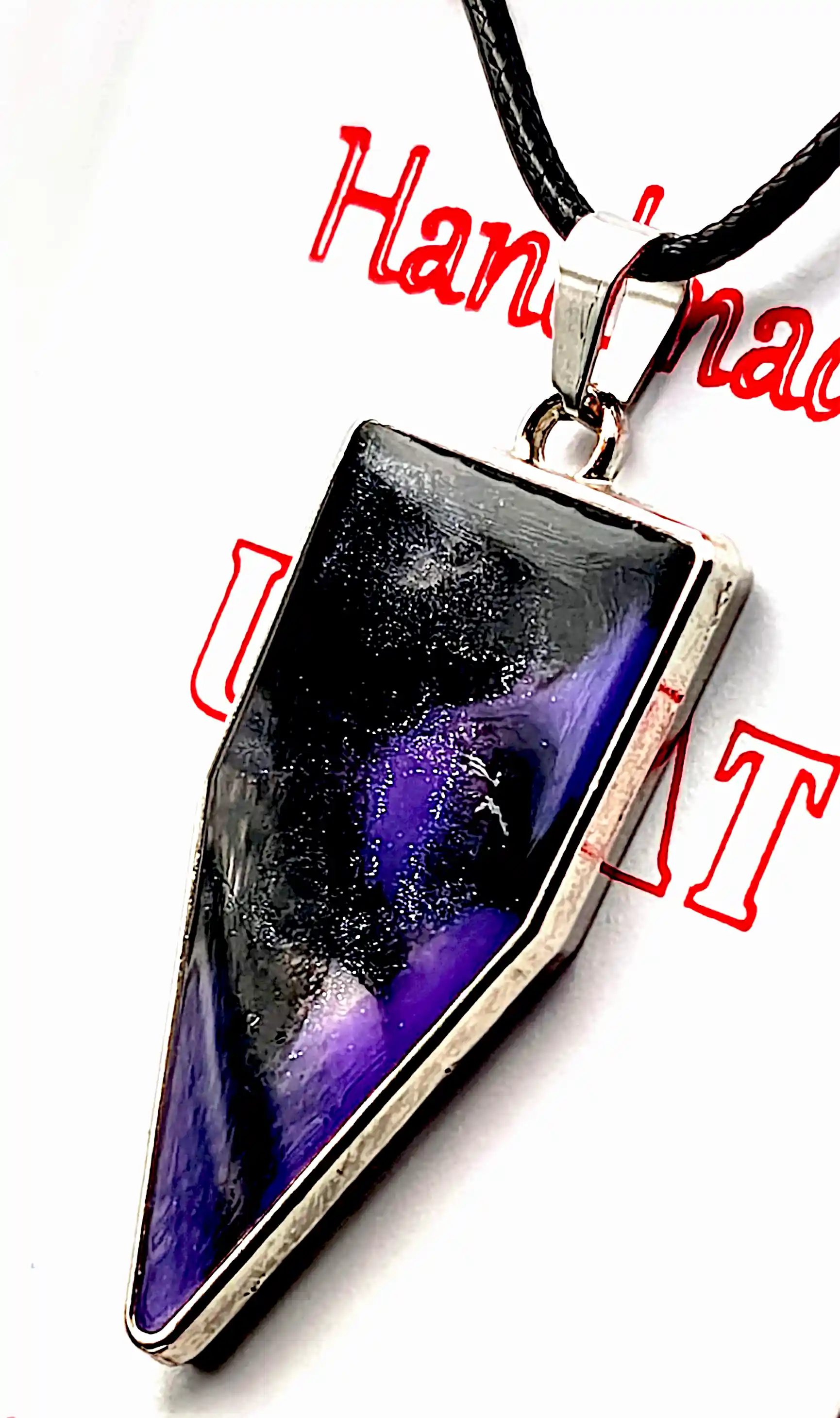 Pandantiv Handmade din Rășină – Formă Geometrică Violet & Negru cu Accente Perlante – Model Unicat SM 206 [1]