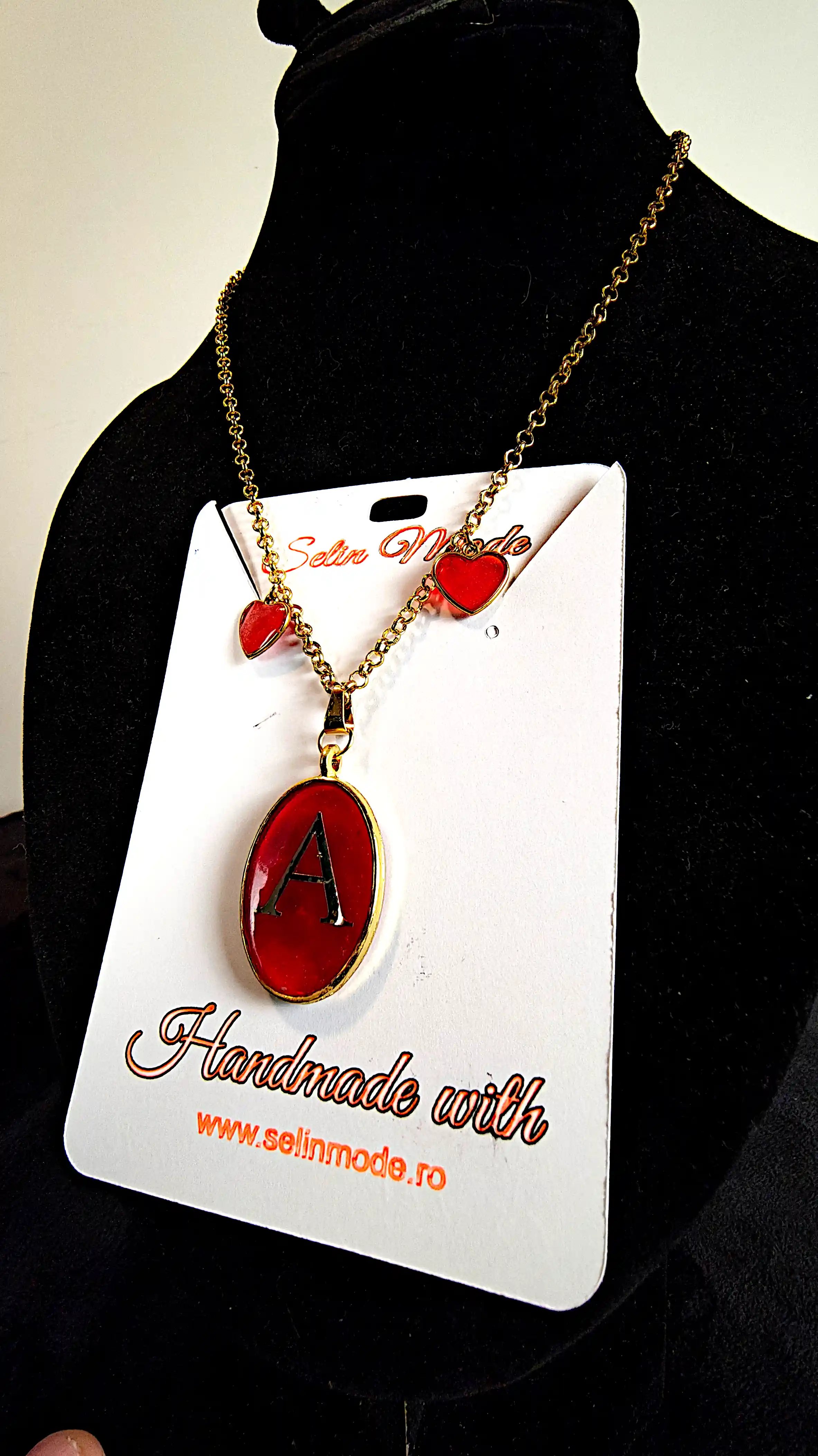 Pandantiv Din Rășină cu Inițială și Accente Roșii – SM 151 | Bijuterie Handmade Selin Mode [1]