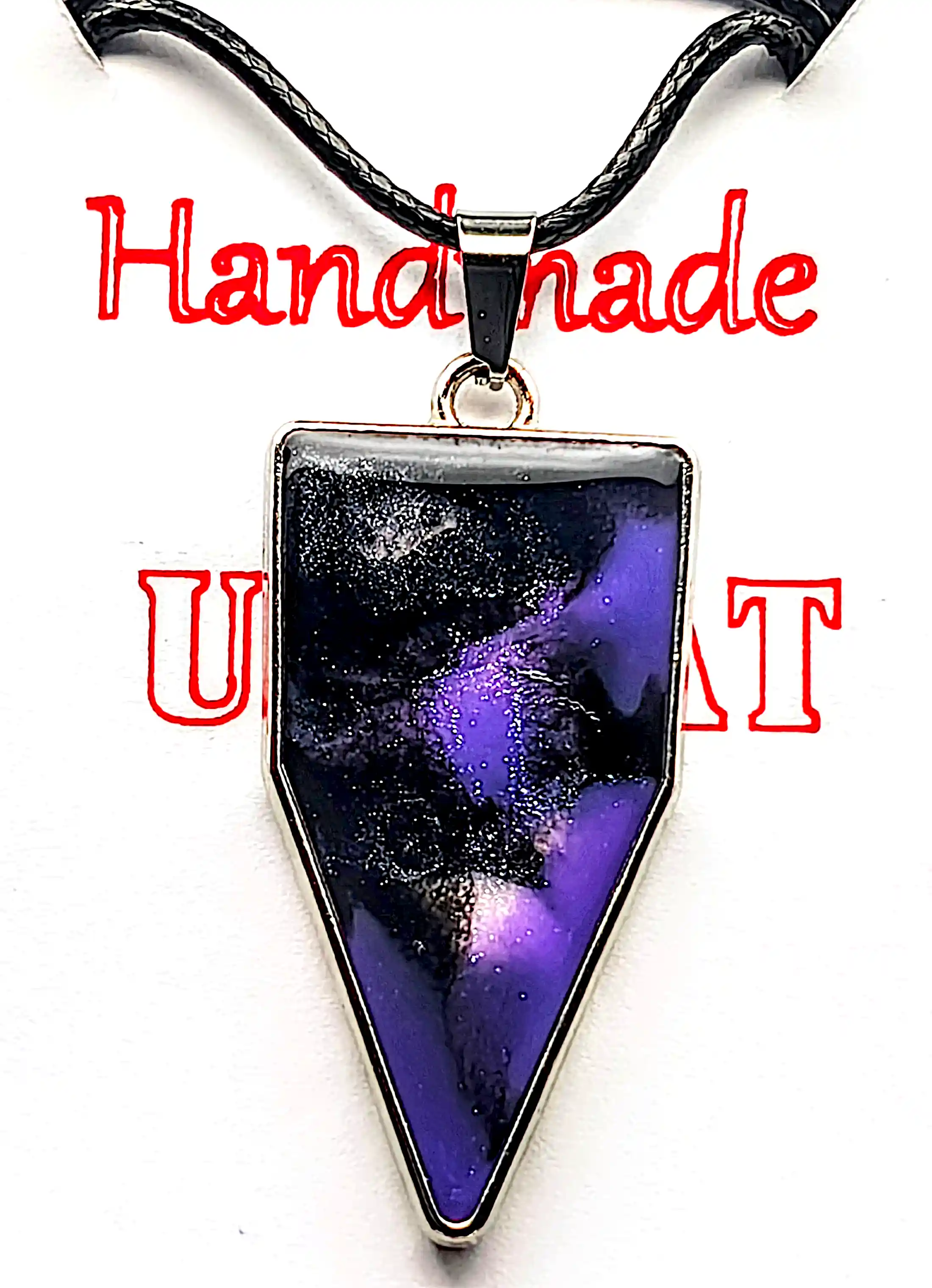 Pandantiv Handmade din Rășină – Formă Geometrică Violet & Negru cu Accente Perlante – Model Unicat SM 206 [0]