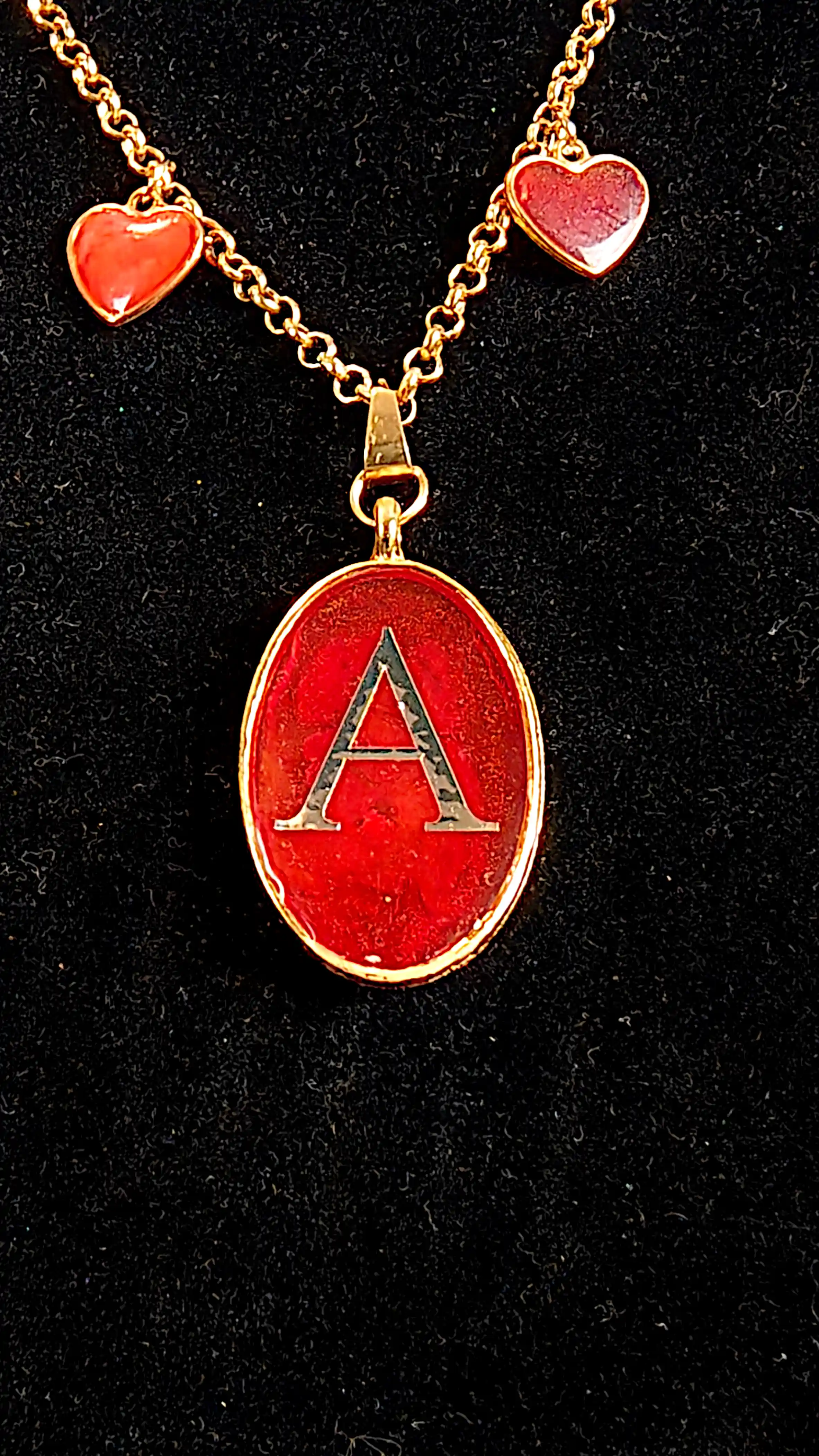 Pandantive din Rășină Epoxidică - Pandantiv Din Rășină cu Inițială și Accente Roșii – SM 151 | Bijuterie Handmade Selin Mode