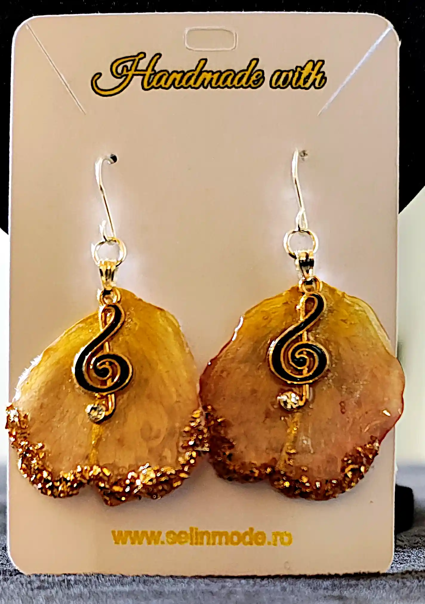 Cercei din Rășină cu Petale Galbene Naturale și Cheie Sol Aurie – Handmade SM90 [1]