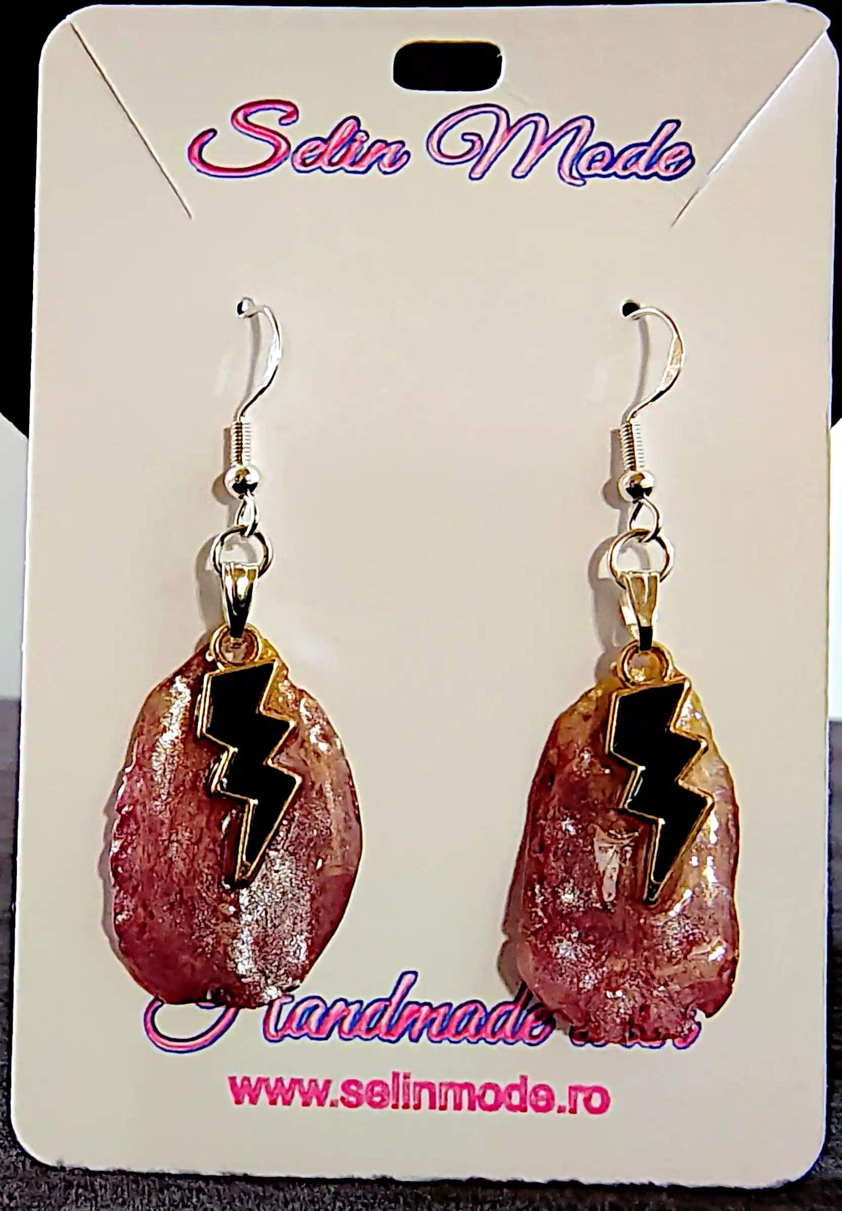 Bijuterii Dama - Cercei din Rășină Roz-Sidefată cu Fulger Negru și Accente Aurii – Handmade SM92