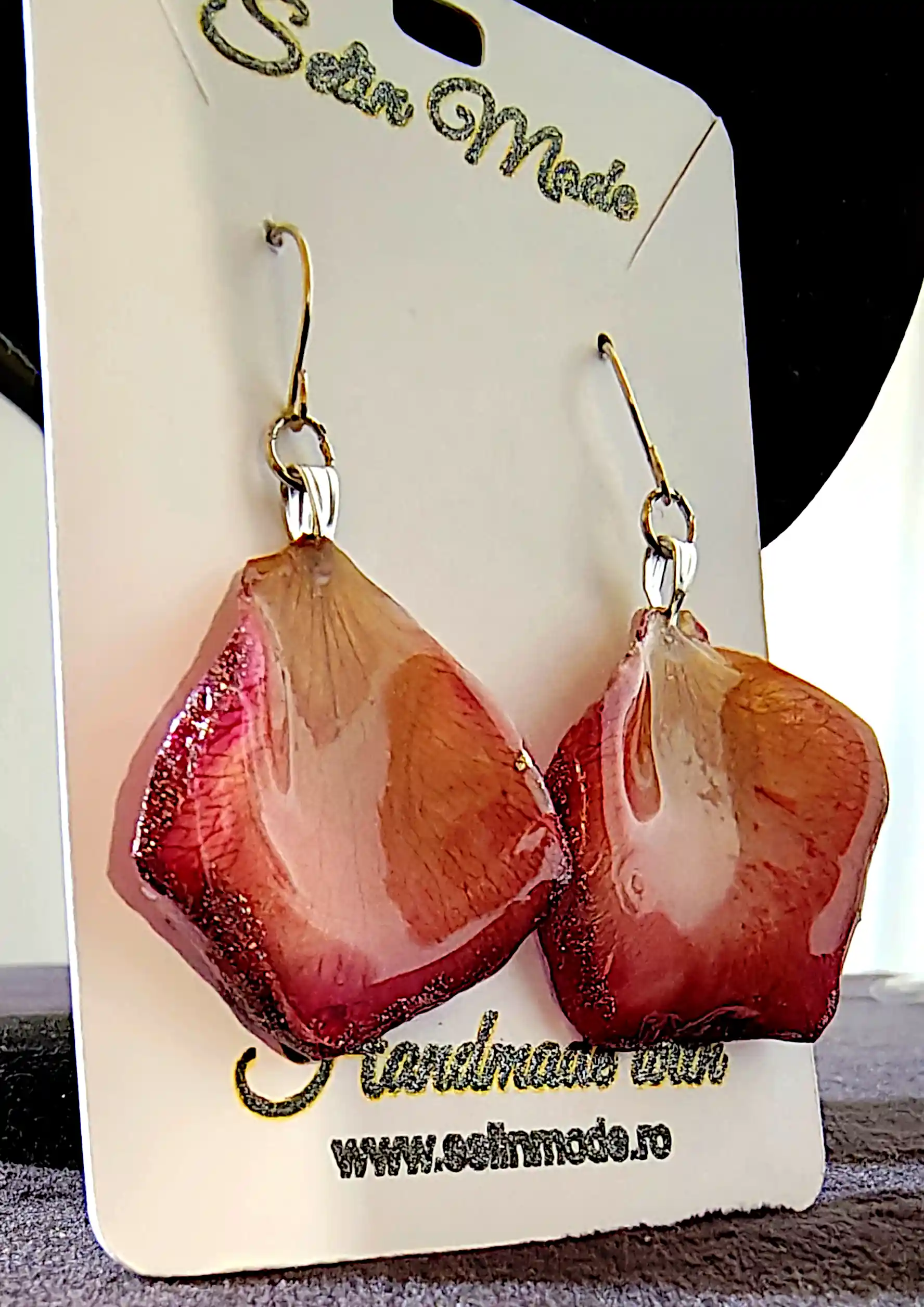 Cercei SM 109 – Petale naturale de trandafir cu tortițe din sârmă de cupru argintat [1]