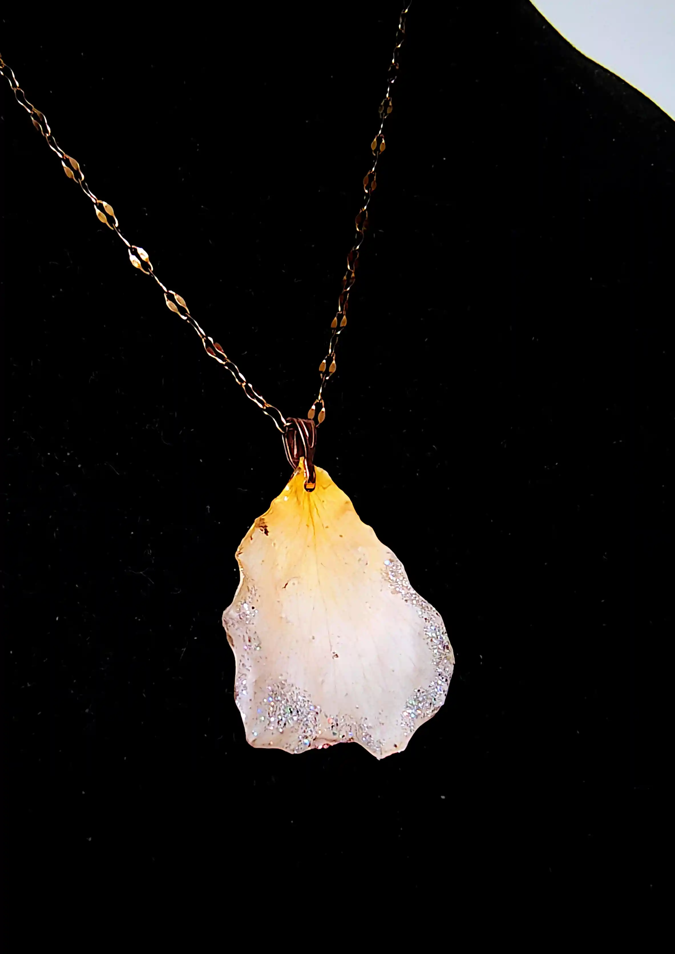 Cercei SM 111 – Petale naturale de trandafir cu accente aurii [2]