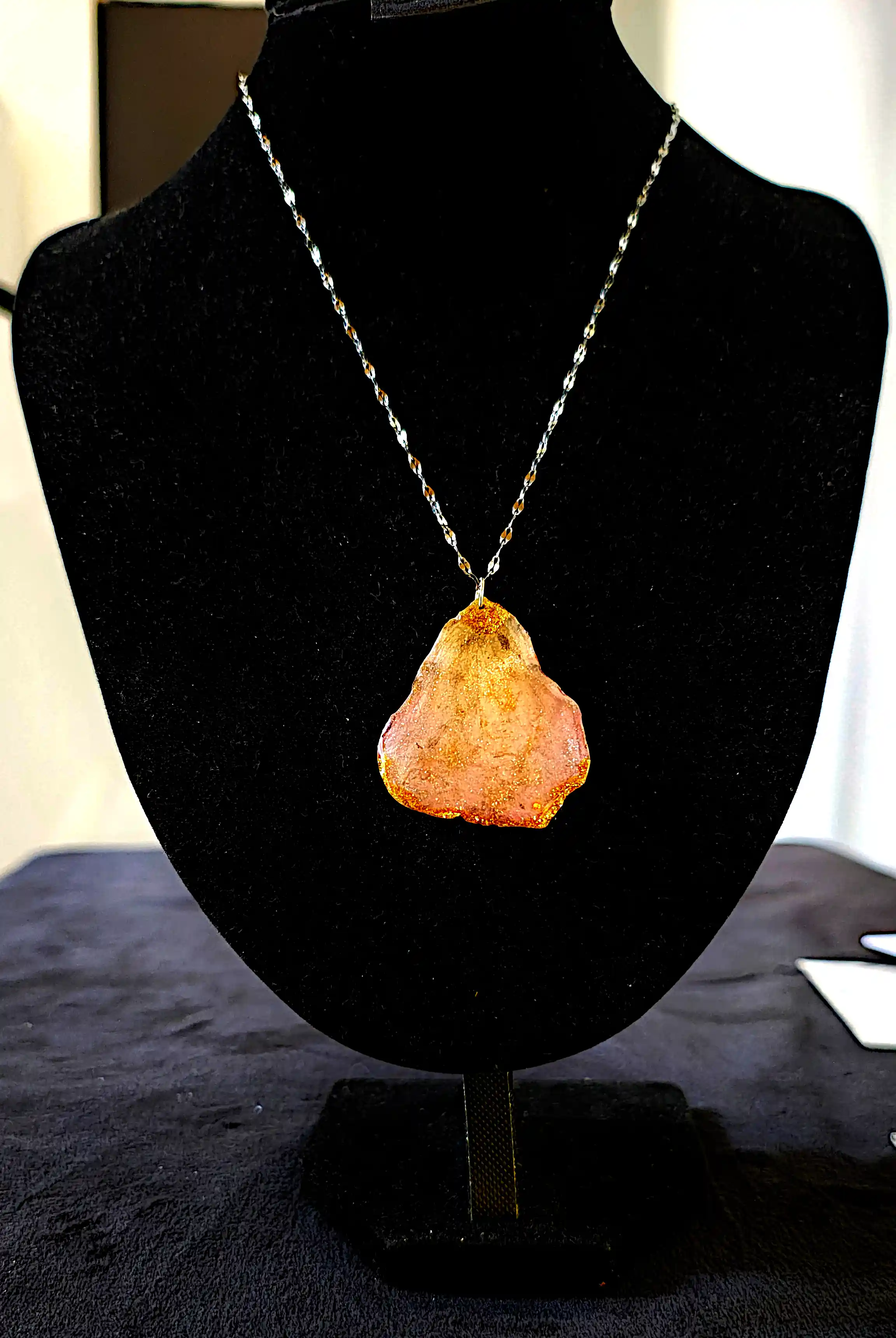 Bijuterii Dama - Pandantiv handmade cu petală naturală de trandafir și accente aurii – SM 26