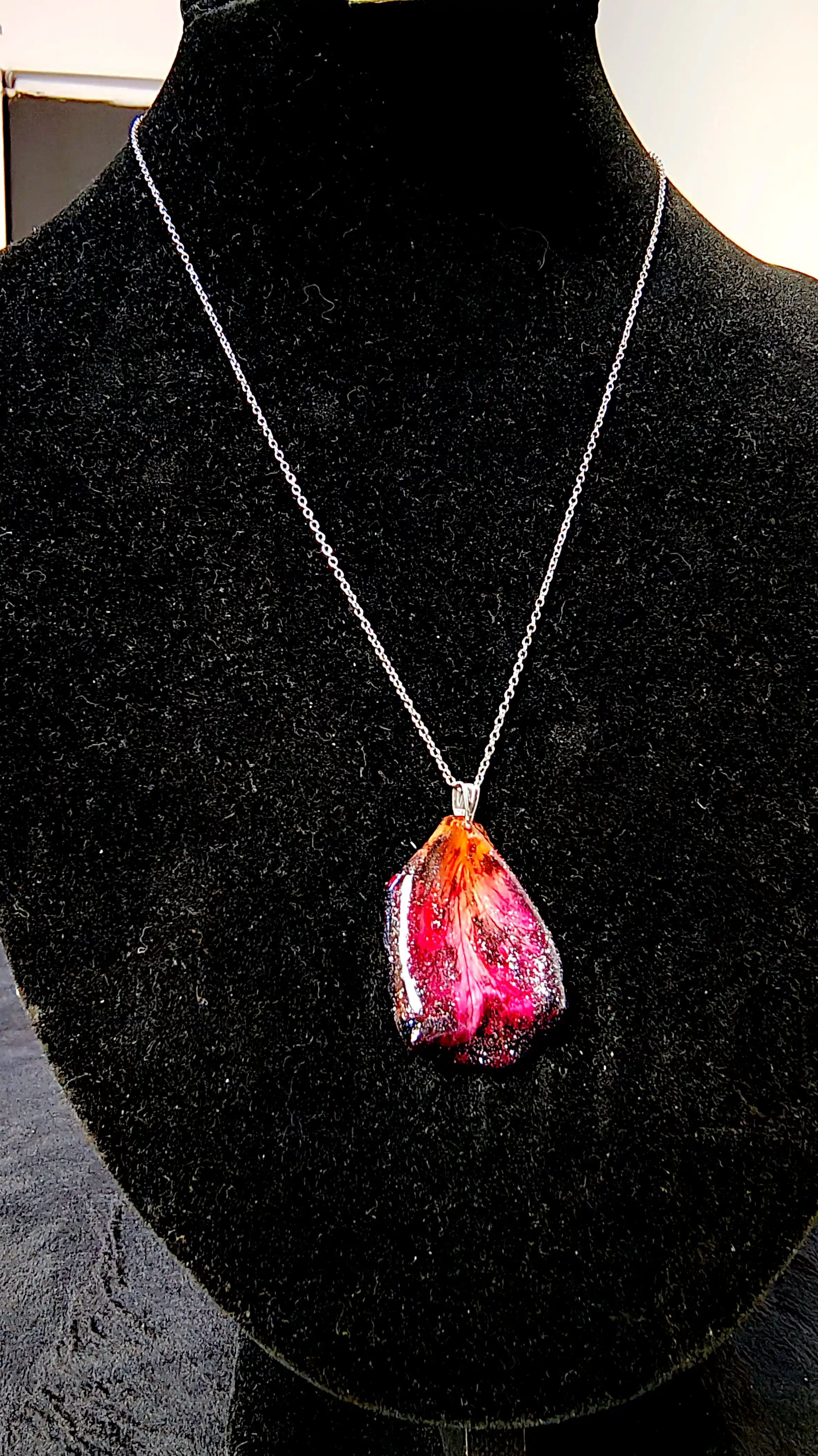 Pandantiv handmade din petală naturală de trandafir cu accente roșu intens și luciu sidefat – SM 22 [1]