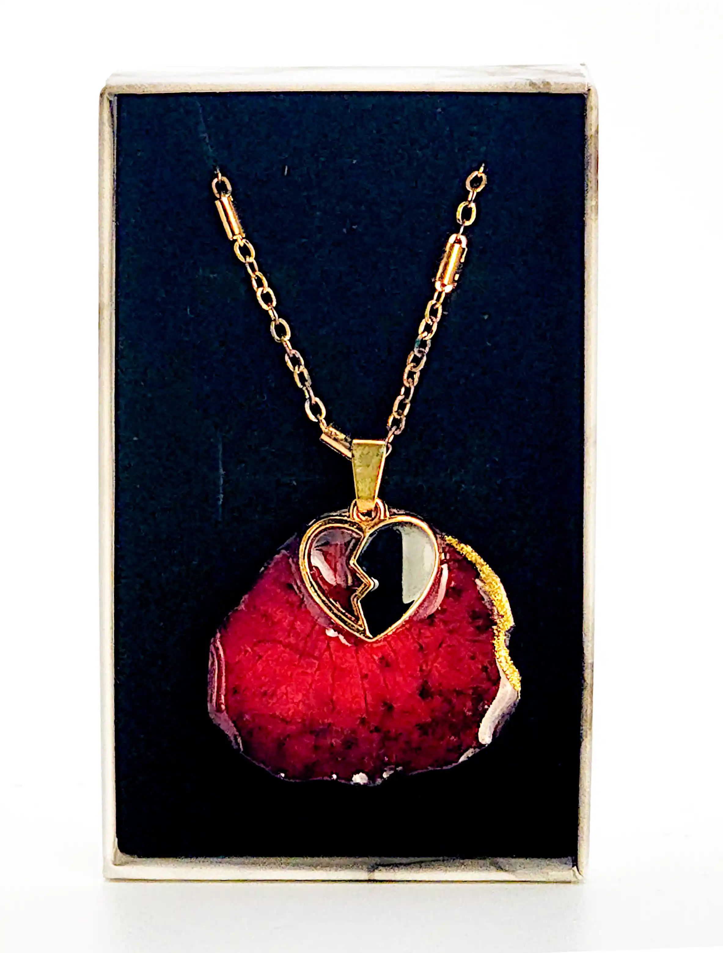 Flori Naturale - Pandantiv handmade din petală naturală de trandafir cu element decorativ inimă – SM 83