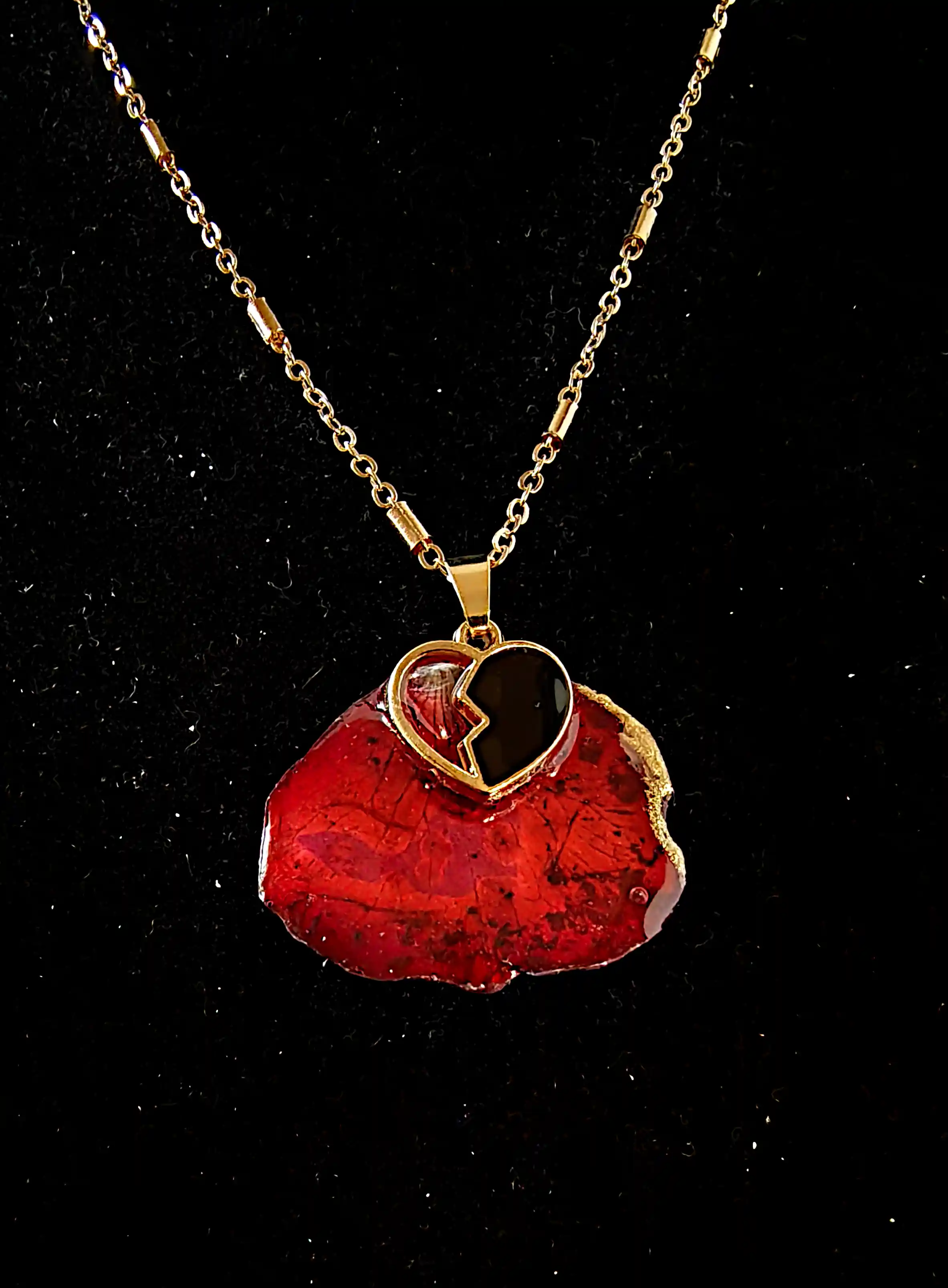 Bijuterii Dama - Pandantiv handmade din petală naturală de trandafir cu element decorativ inimă – SM 83